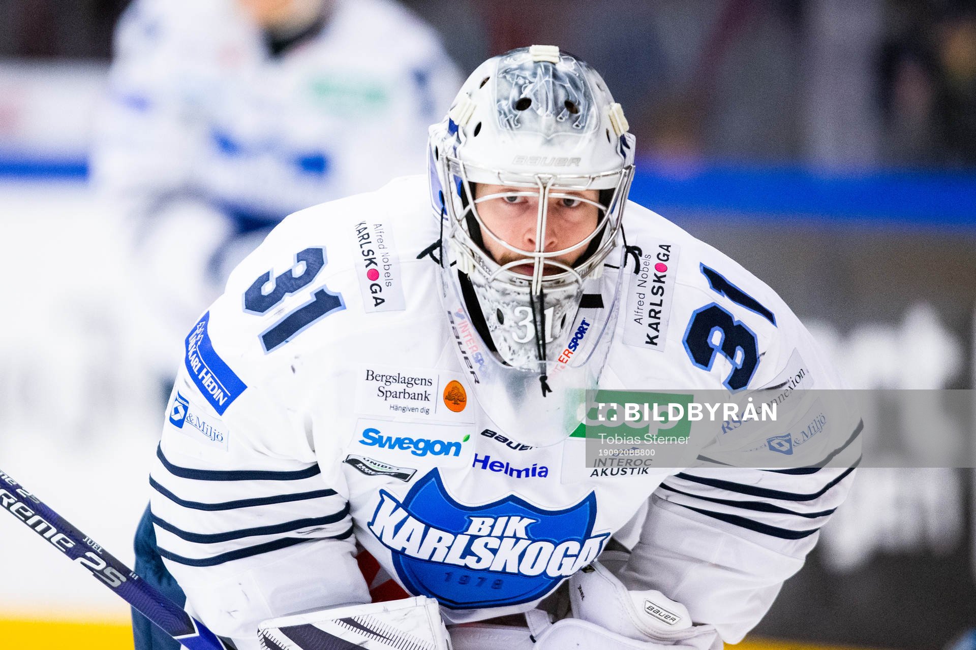 Karlskogas målvakt Tim Juel innan ishockeymatchen i