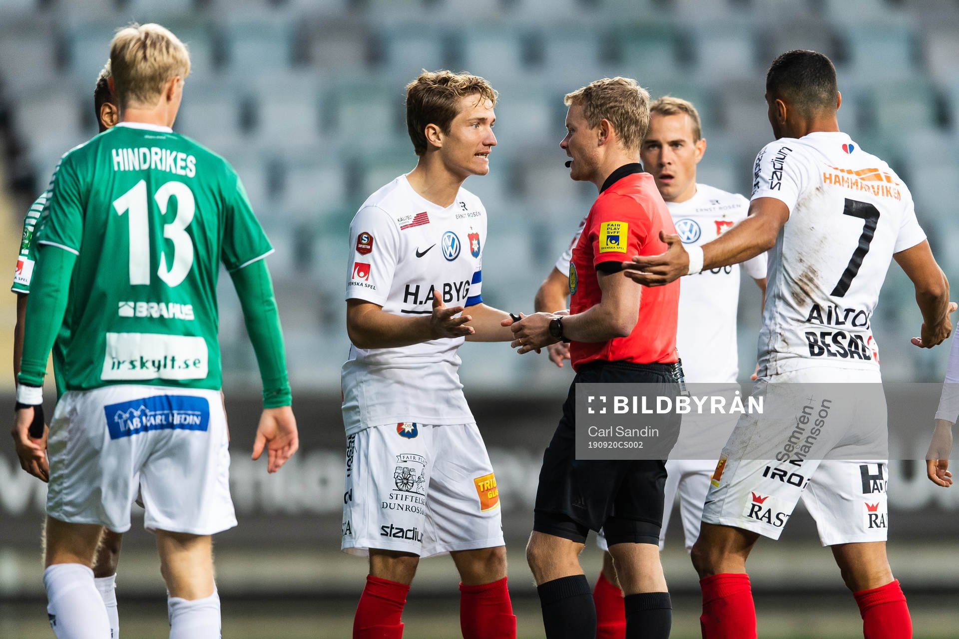 Örgrytes Jakob Lindström i diskussion med domare Fredrik