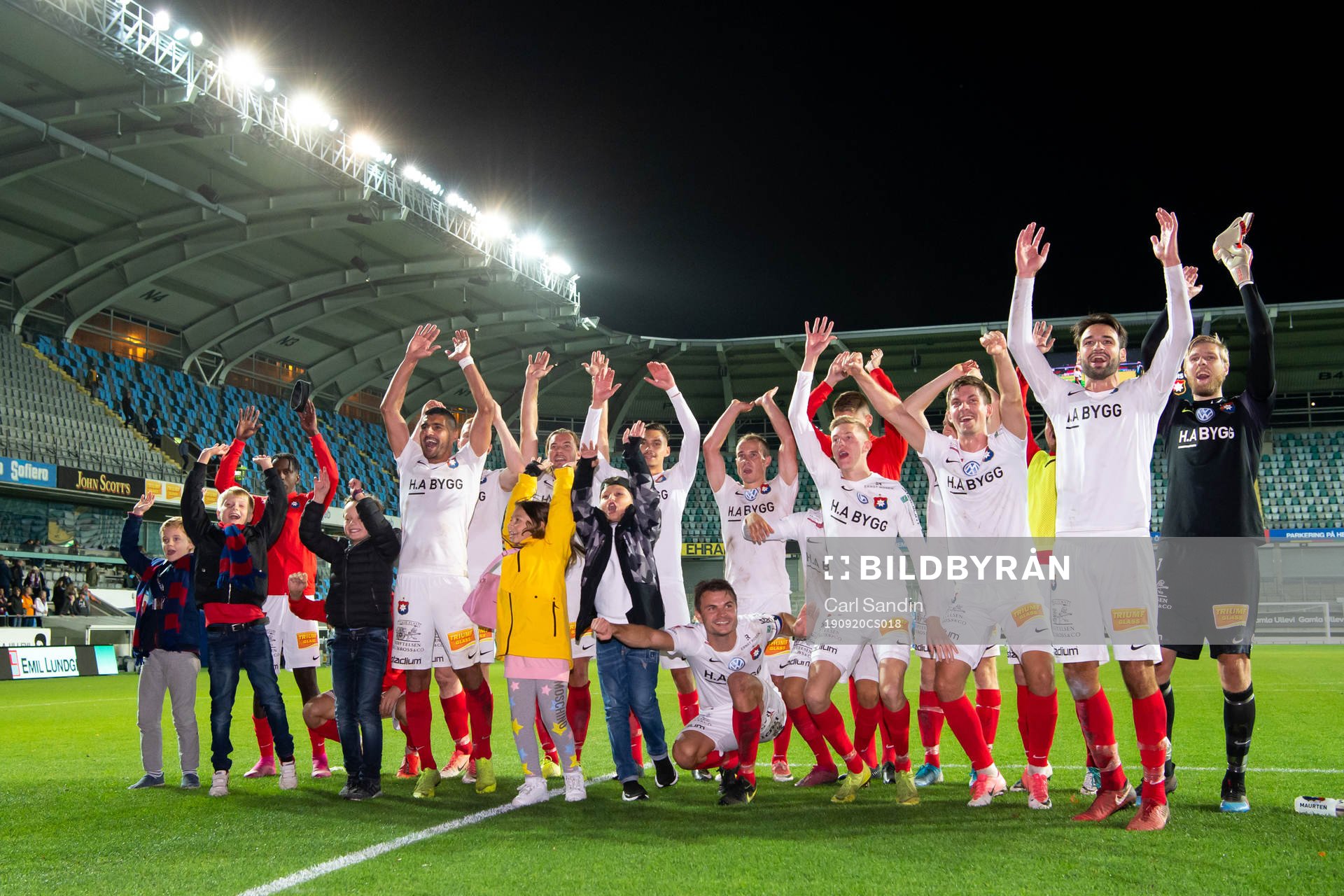 Örgrytes spelare tackart publiken efter fotbollsmatchen i Superettan mellan Örgryte och Brage den 20 september 2019 i Göteborg.
