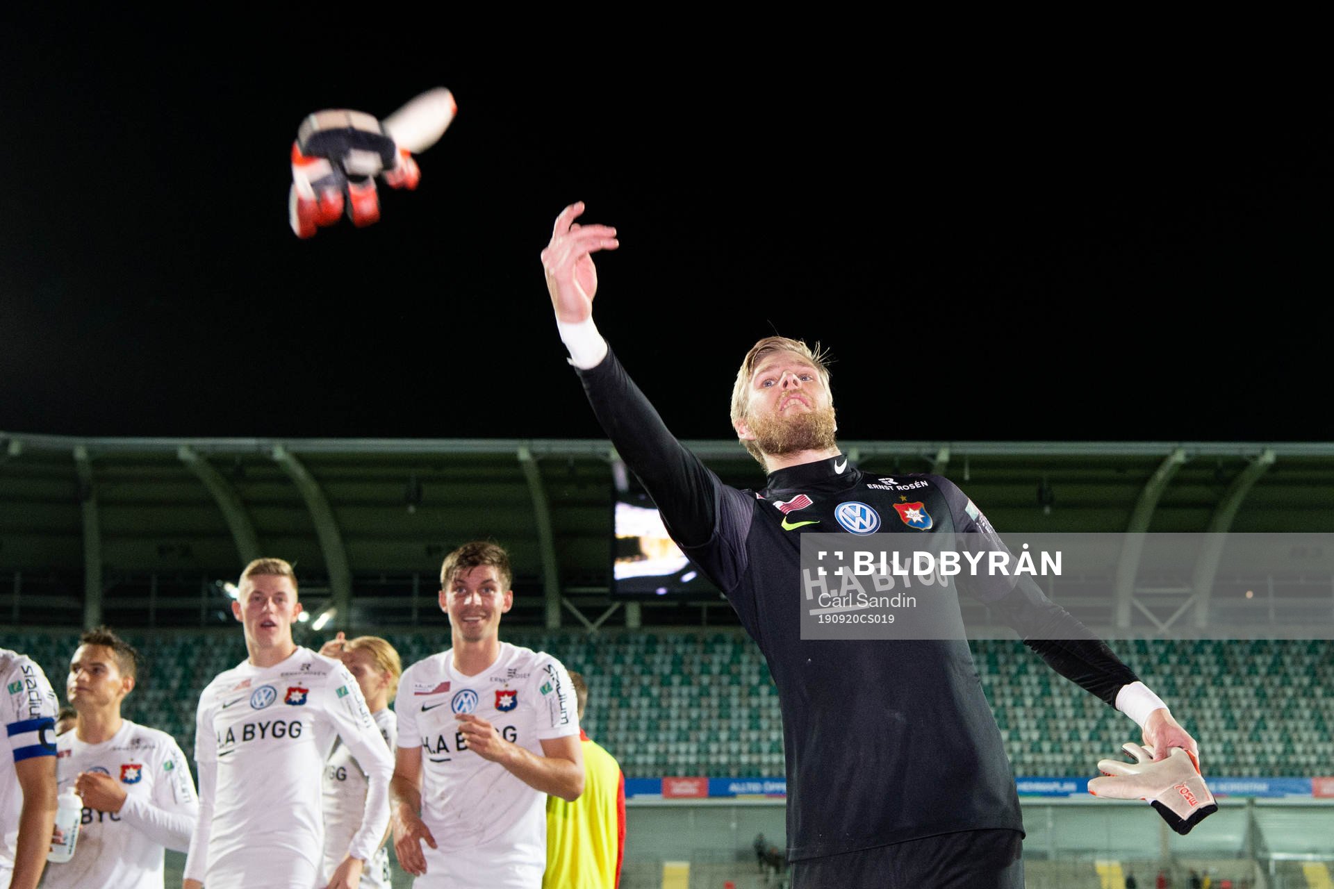 Örgrytes målvakt Fredrik Andersson kastar ut sina
