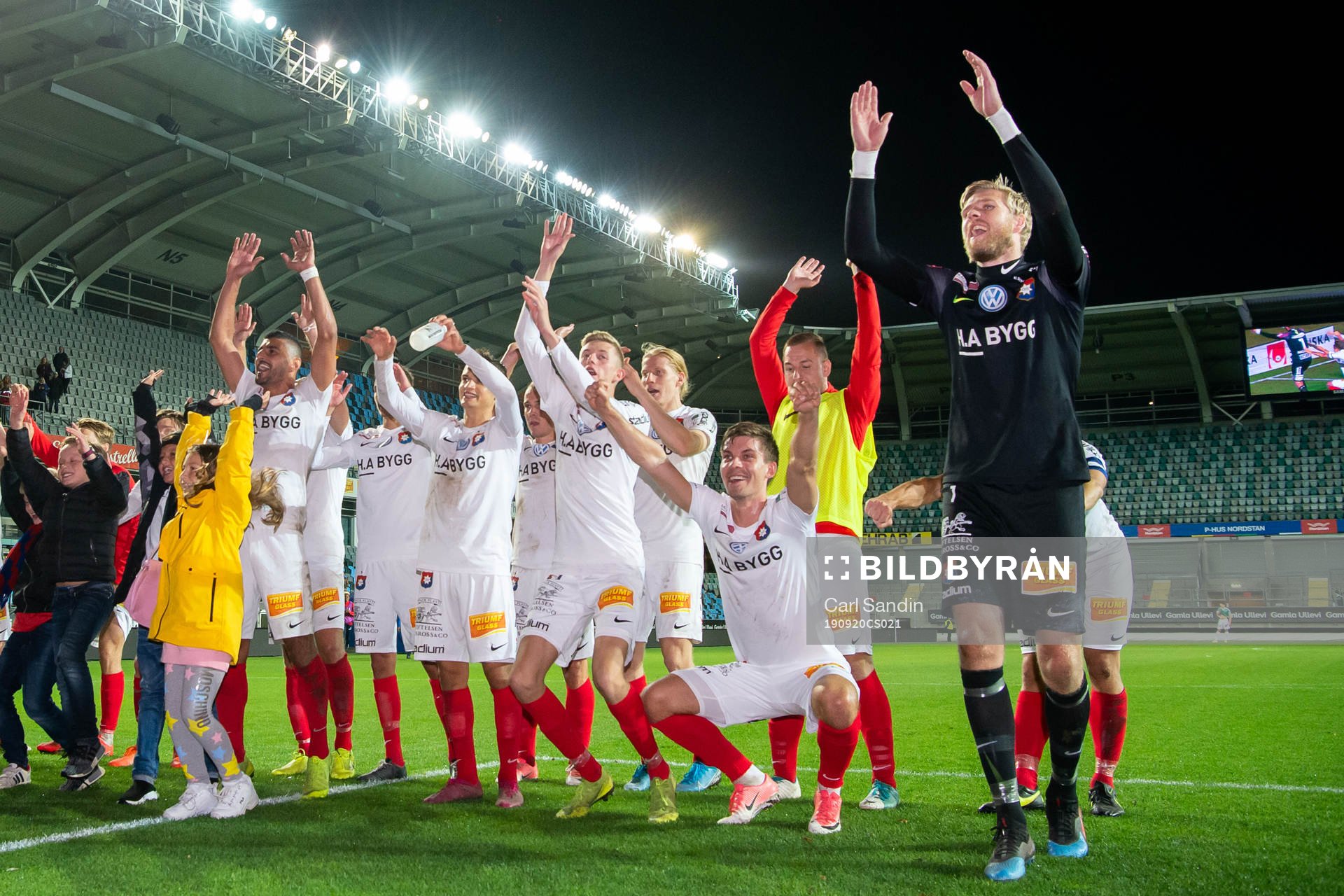 Örgrytes målvakt Fredrik Andersson tackar publiken med
