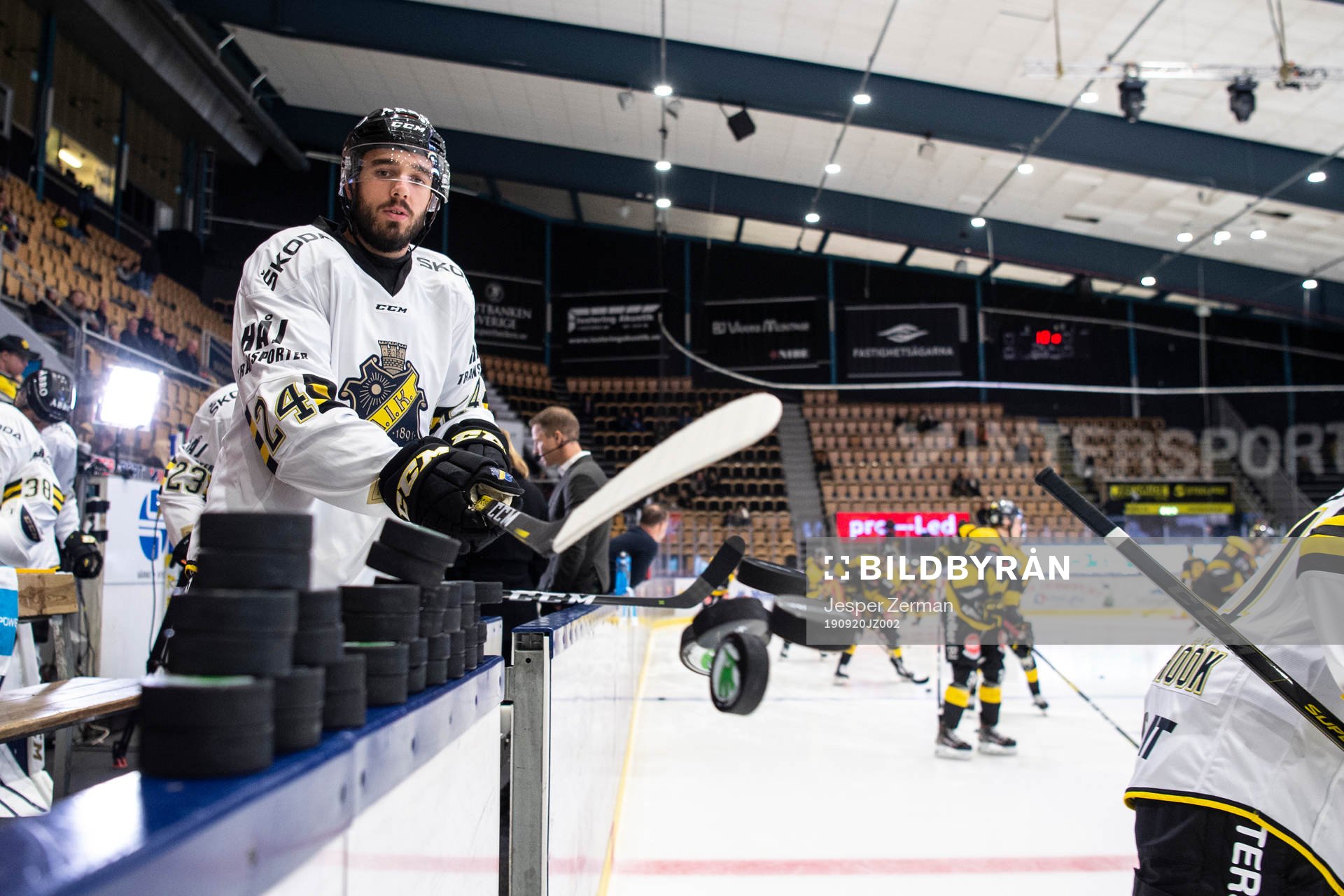 s Jacob Dahlström kastar ner puckarna från sargen
