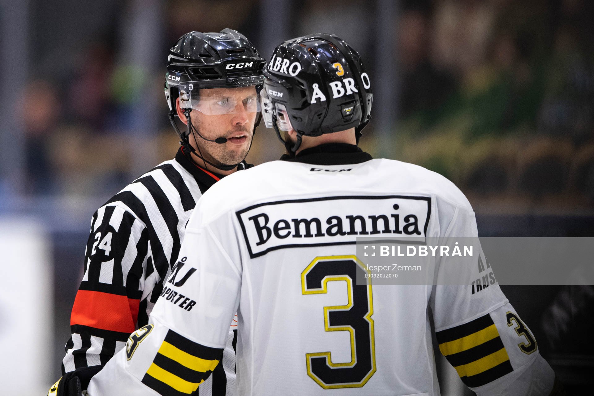 s Johan Larsson diskuterar med en domare