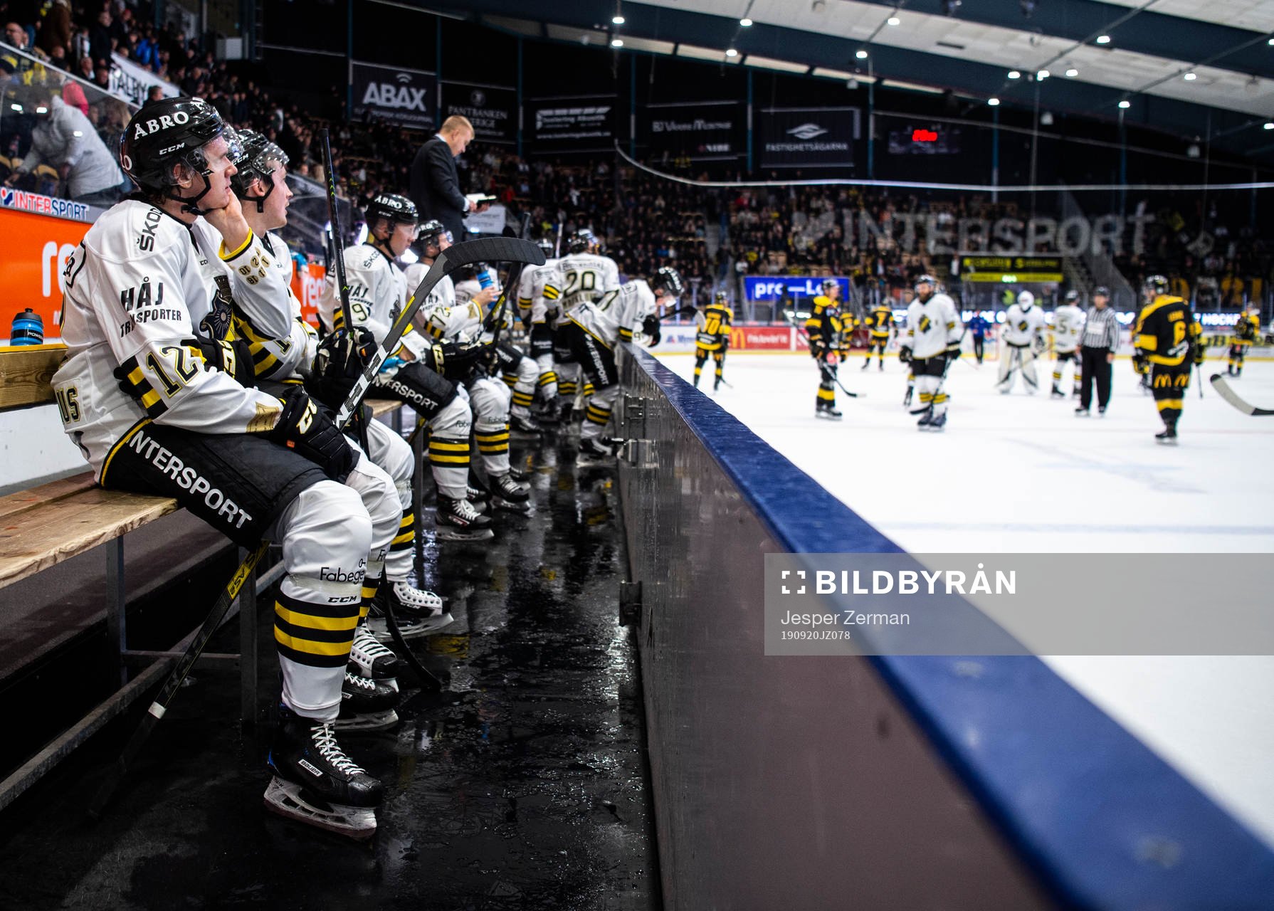 s Carl Wassenius på AIK:s spelarbänk
