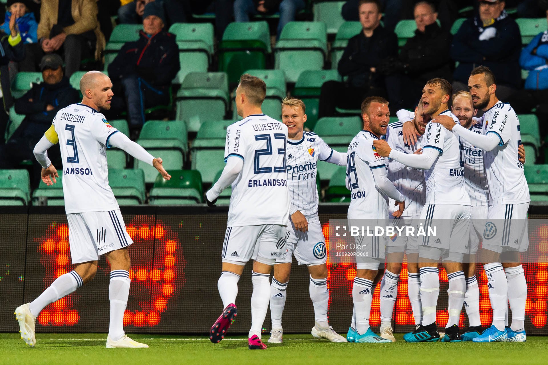 Djurgårdens Jonathan Ring jublar med lagkamrater efter 1-0 under fotbollsmatchen i Allsvenskan mellan GIF Sundsvall och Djurgården den 20 september 2019 i Sundsvall.