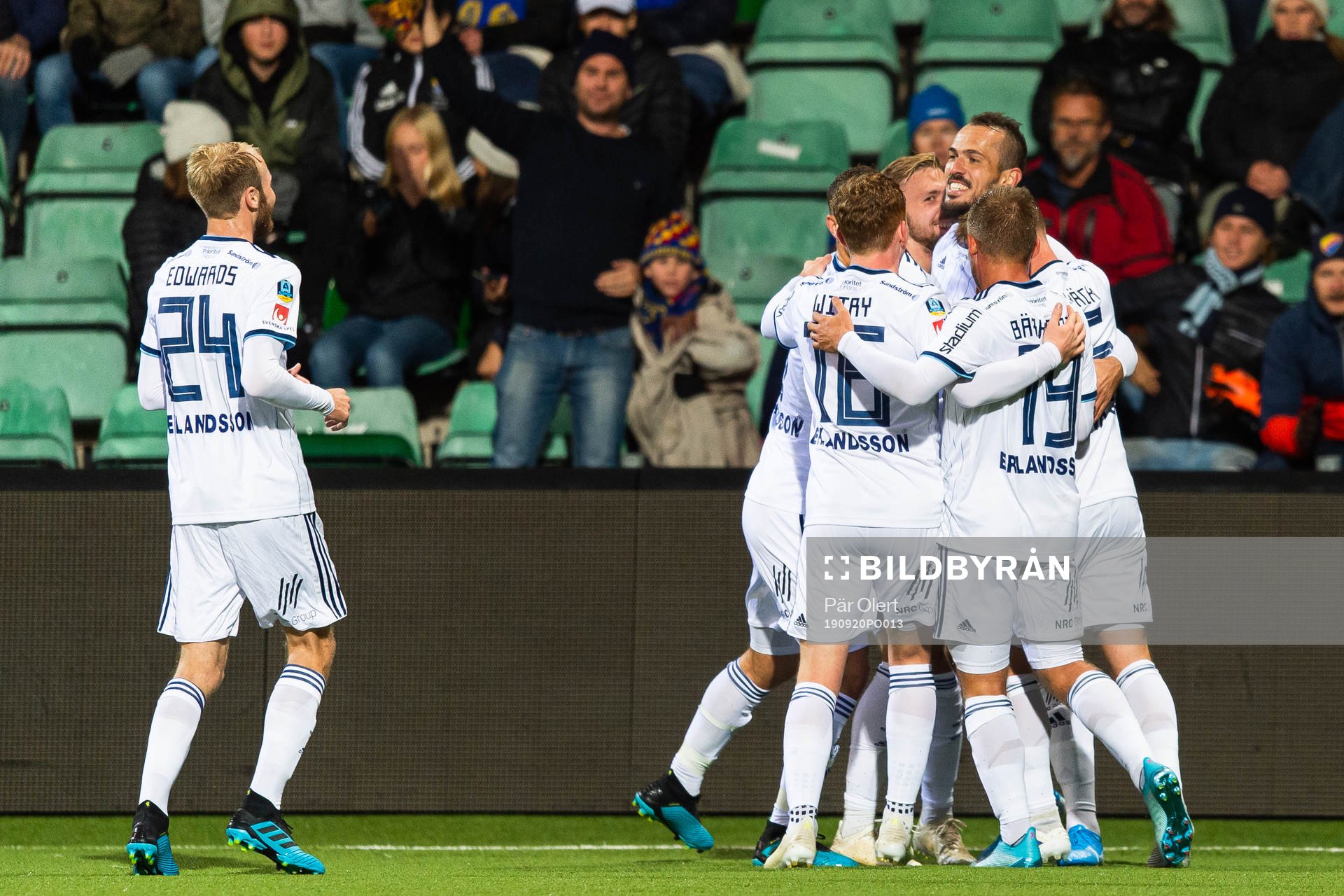 Djurgårdens Emir Kujovic jublar med lagkamrater efter 3-1 under fotbollsmatchen i Allsvenskan mellan GIF Sundsvall och Djurgården den 20 september 2019 i Sundsvall.