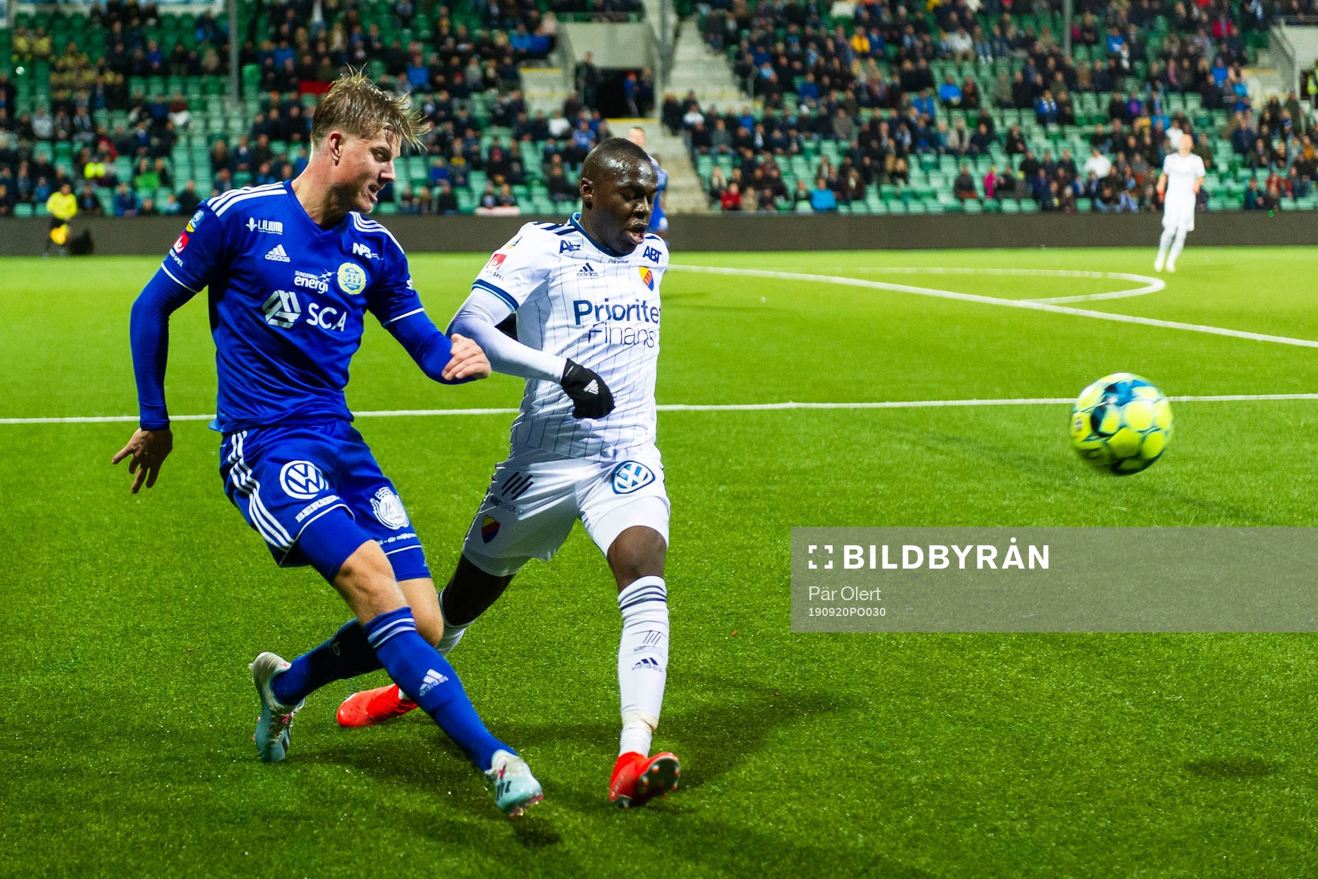 Sundsvalls Eric Björkander och Djurgårdens Edward Chilufya