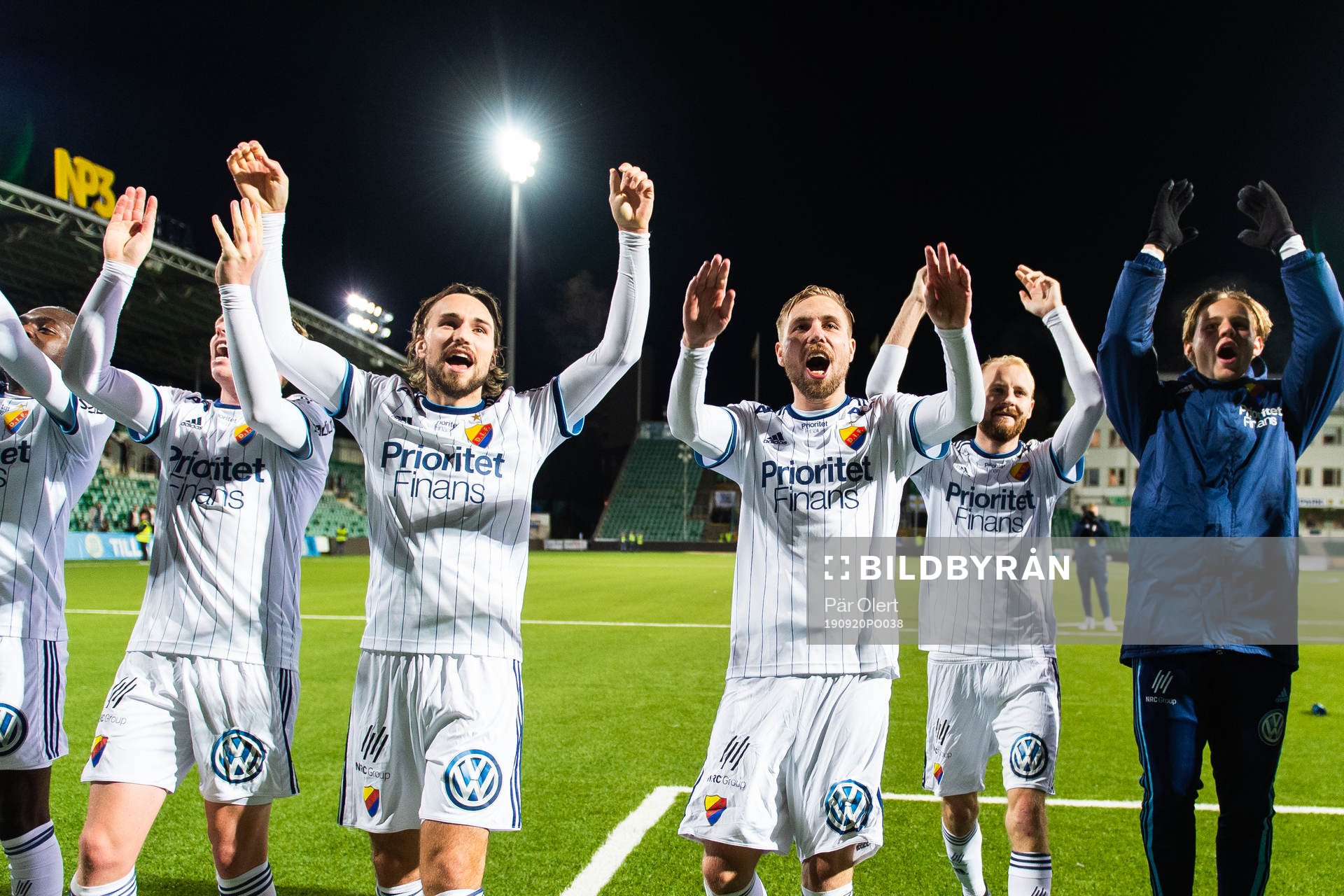 Djurgårdens Kevin Walker och Jonathan Ring jublar med