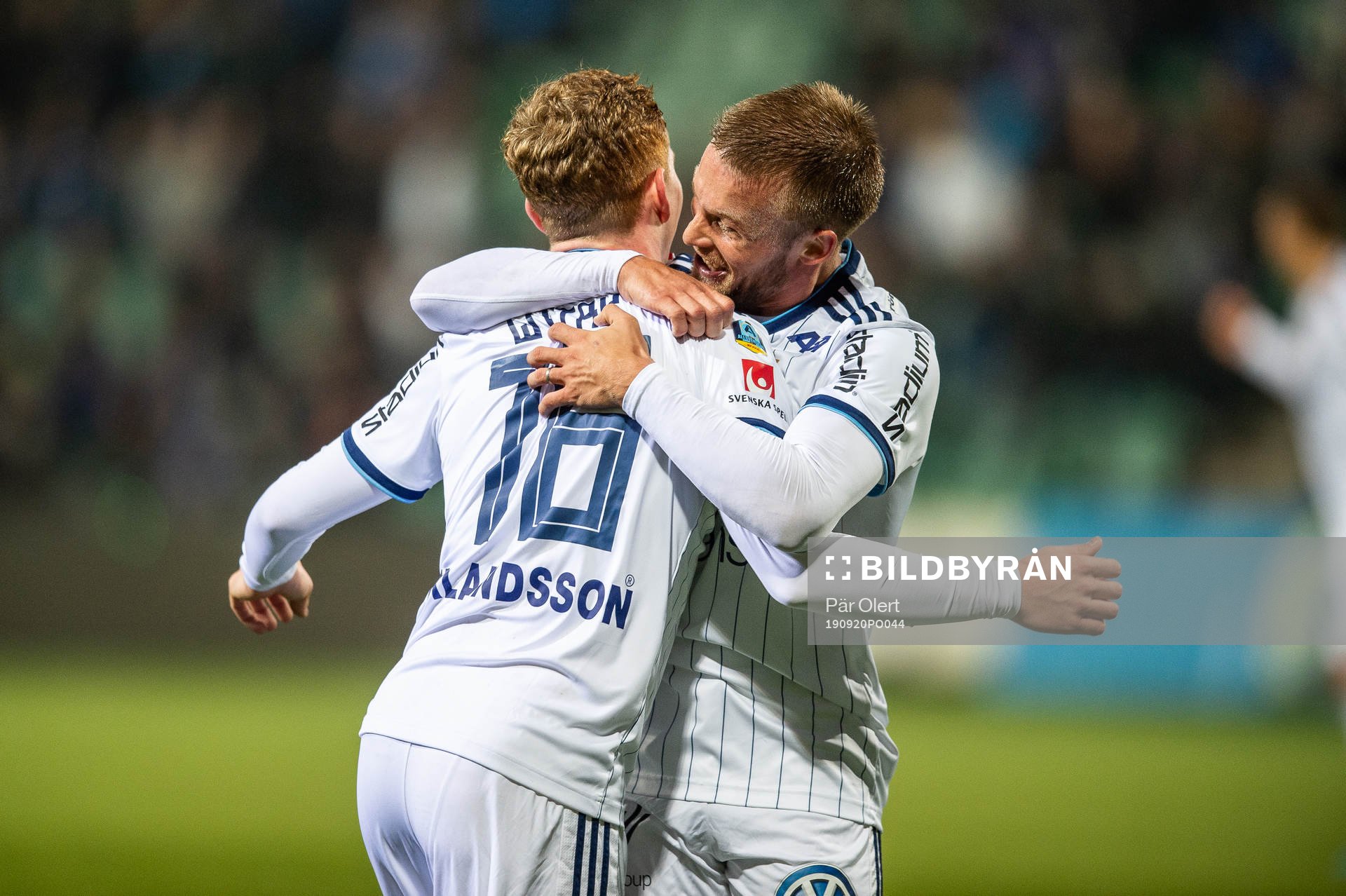 Djurgårdens Aslak Witry och Nicklas Bärkroth jublar under fotbollsmatchen i Allsvenskan mellan GIF Sundsvall och Djurgården den 20 september 2019 i Sundsvall.