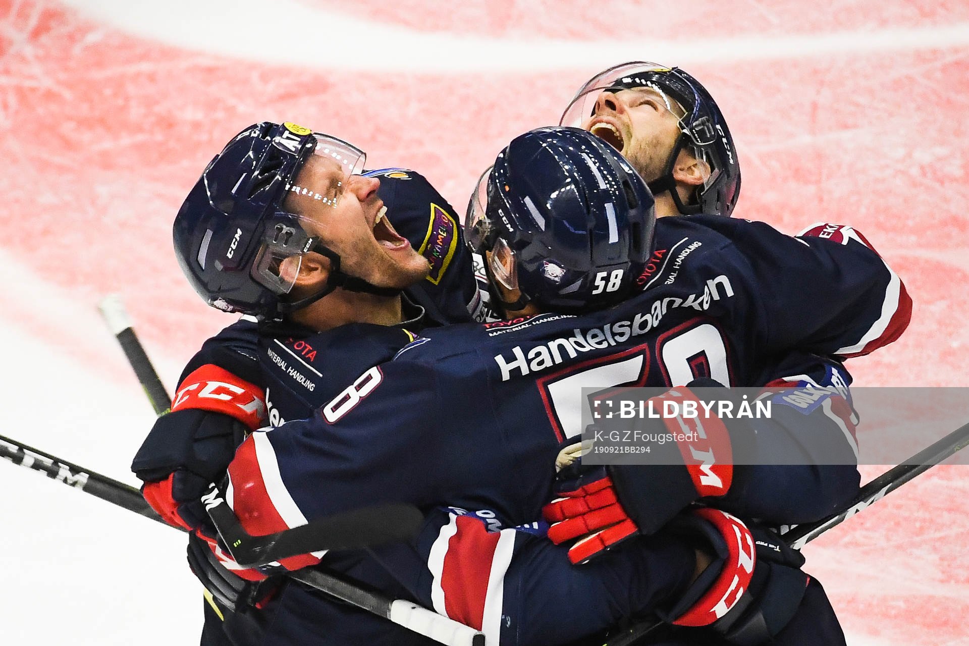 Linköpings Sebastian Karlsson jublar med lagkamrater