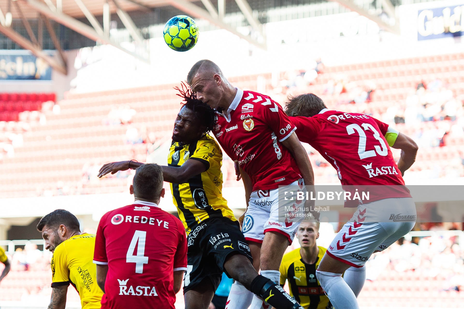 Häckens Kwame Kizito och Kalmars Alexander Ahl Holmström,
