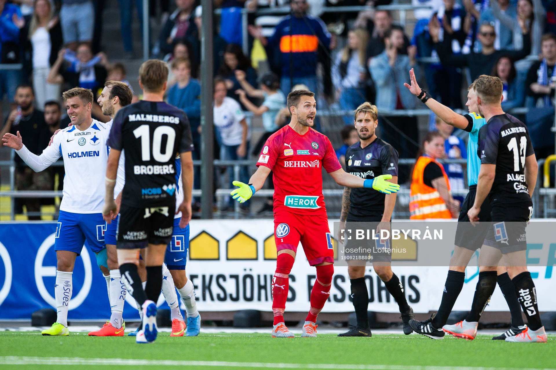Örebros målvakt Oscar Jansson reagerar mot domare Adam