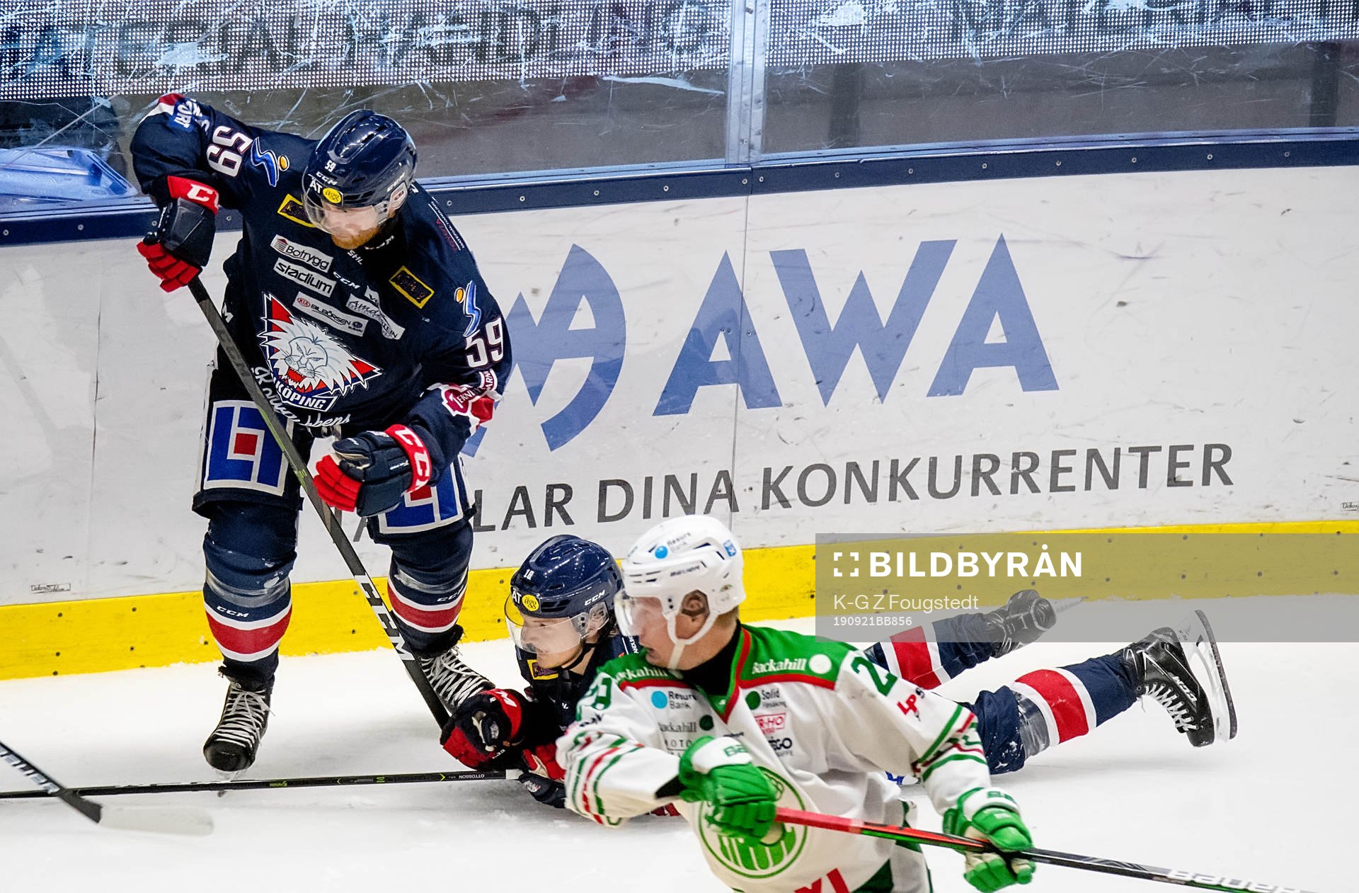Linköpings Axel Ottosson faller framför Anton Mylläri