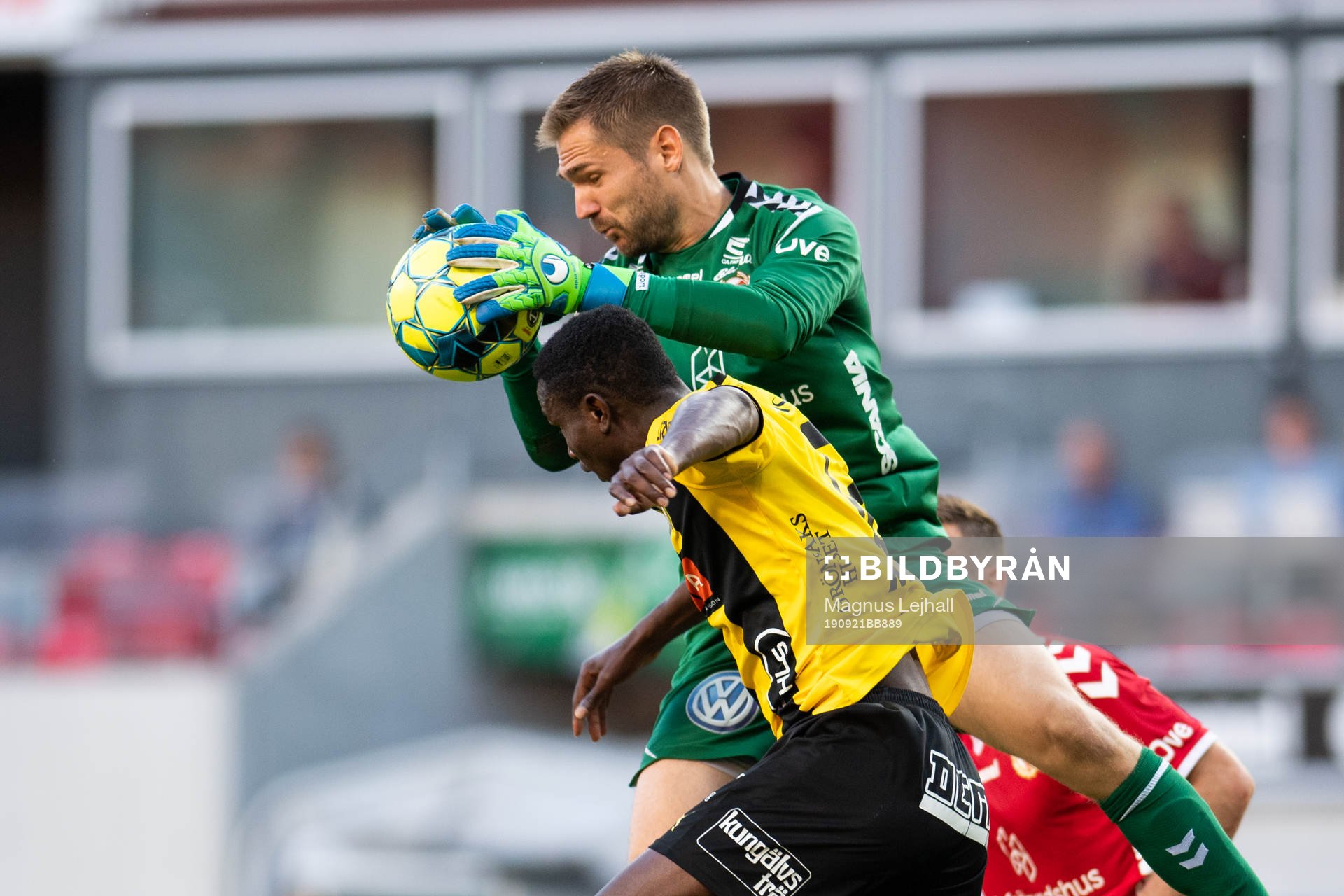 Kalmars målvakt Lucas Hägg-Johansson tar bollen framför