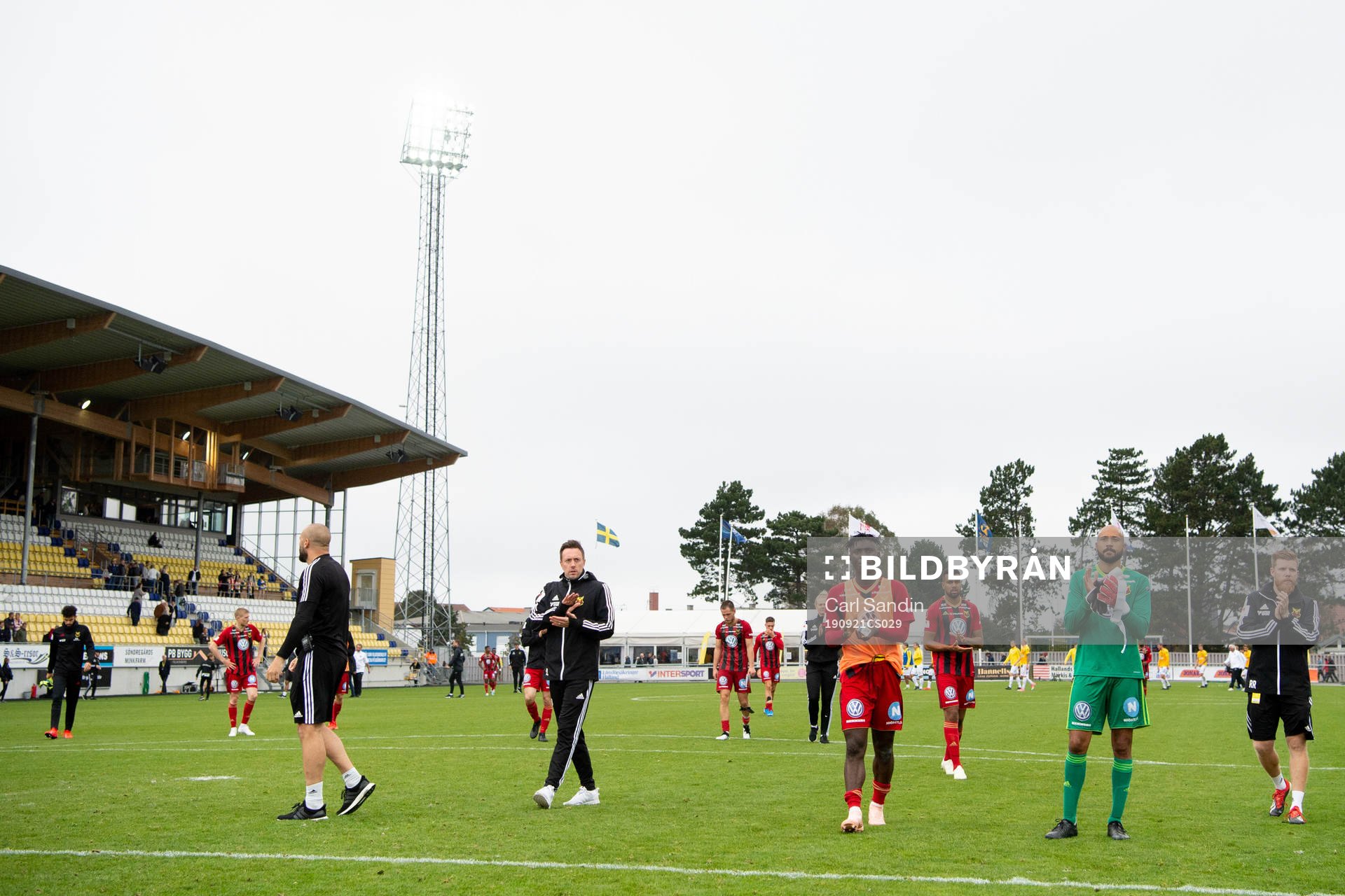 Östersunds spelare och tränare tackar publiken