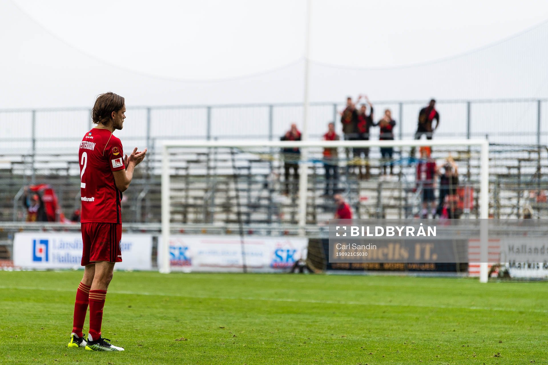 Östersunds Tom Pettersson tackar supportrarna