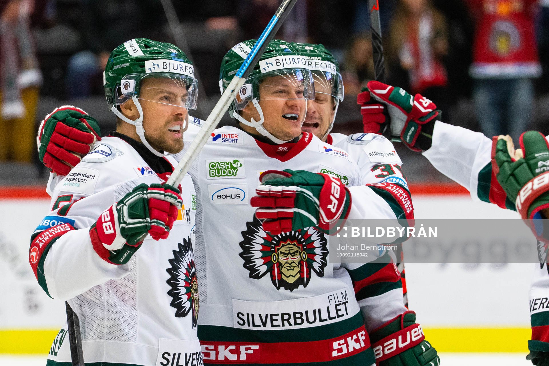 Frölundas Mats Rosseli Olsen jublar med Rhett Rakhshani