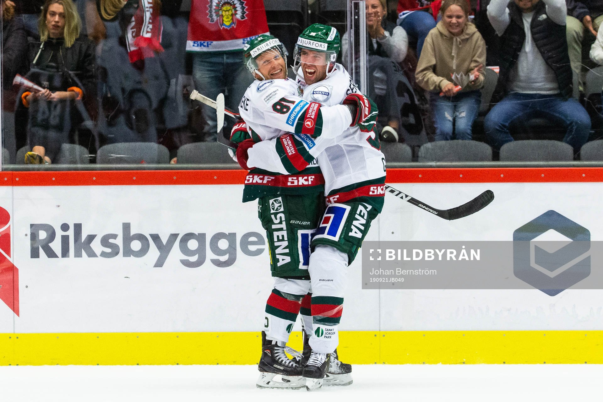 Frölundas Ryan Lasch jublar med Brandon Gormley