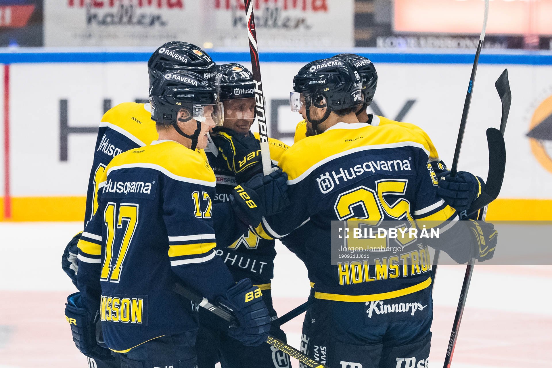 s Martin Thörnberg jublar med lagkamrater
