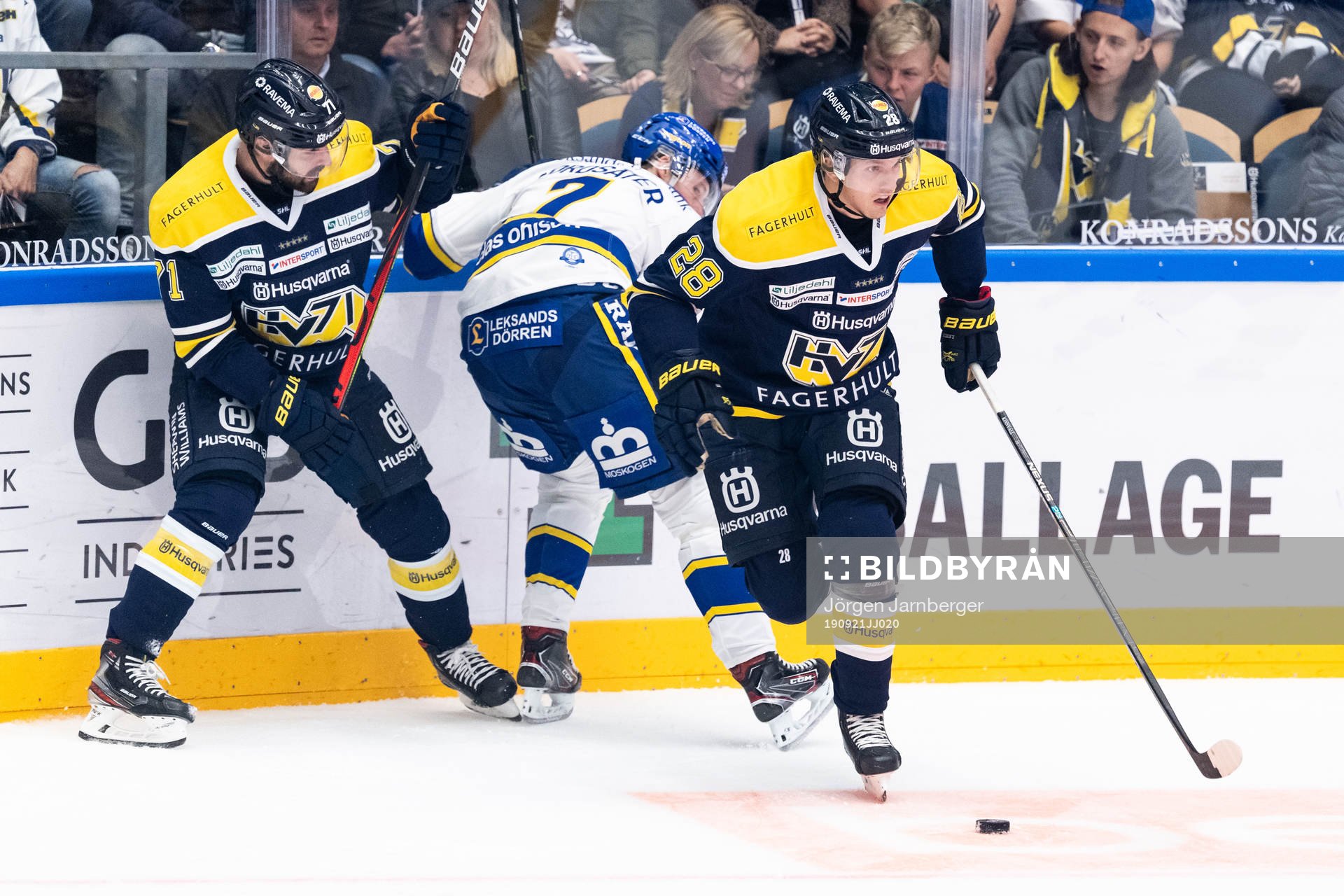 s Johannes Kinnvall tar pucken av Leksands Lucas Nordsäter
