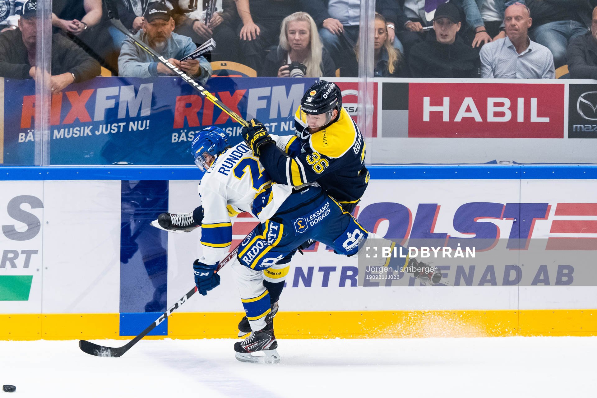 s Anthony Camara i närkamp