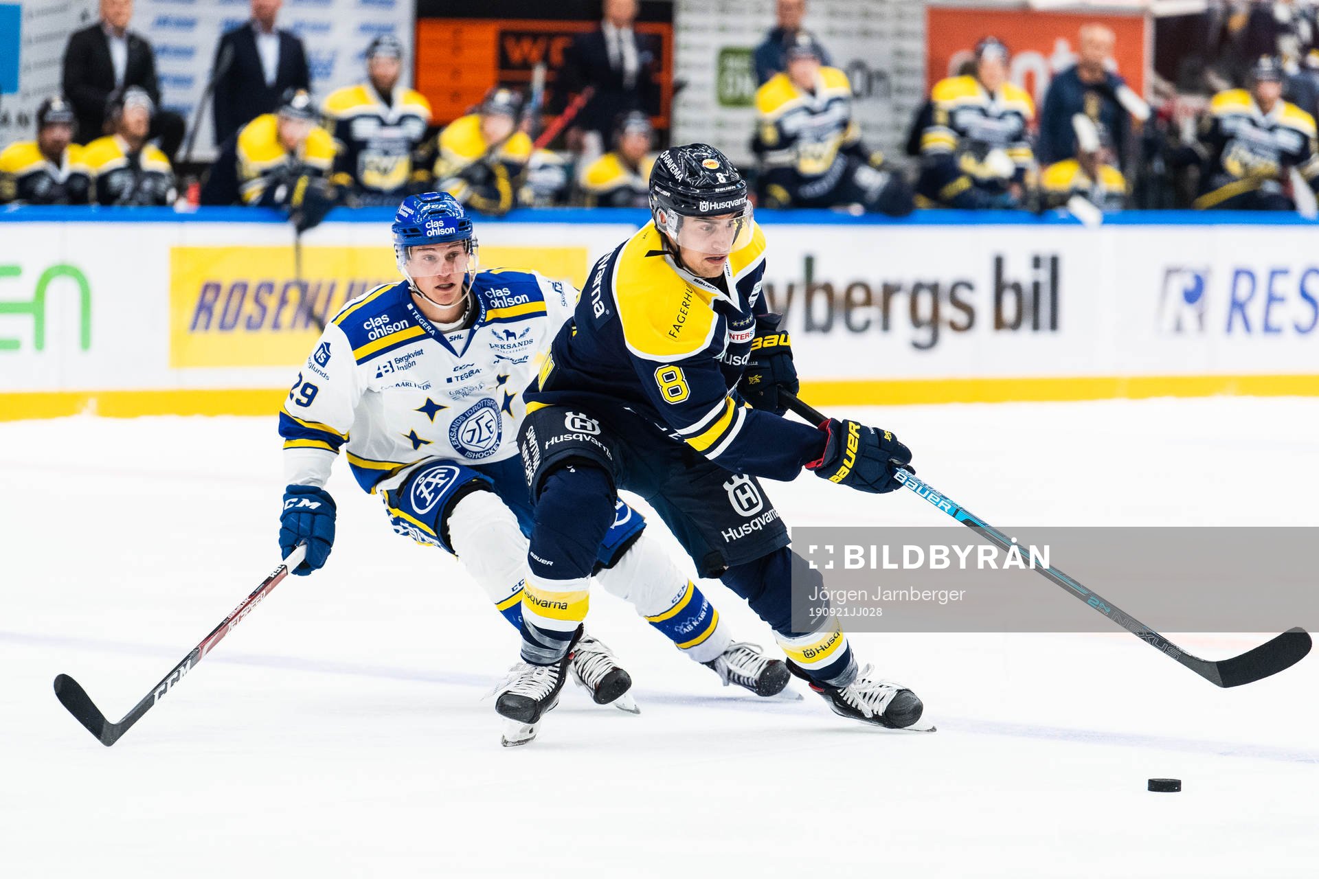 s Erik Friberg och Leksands David Rundqvist i kamp om pucken