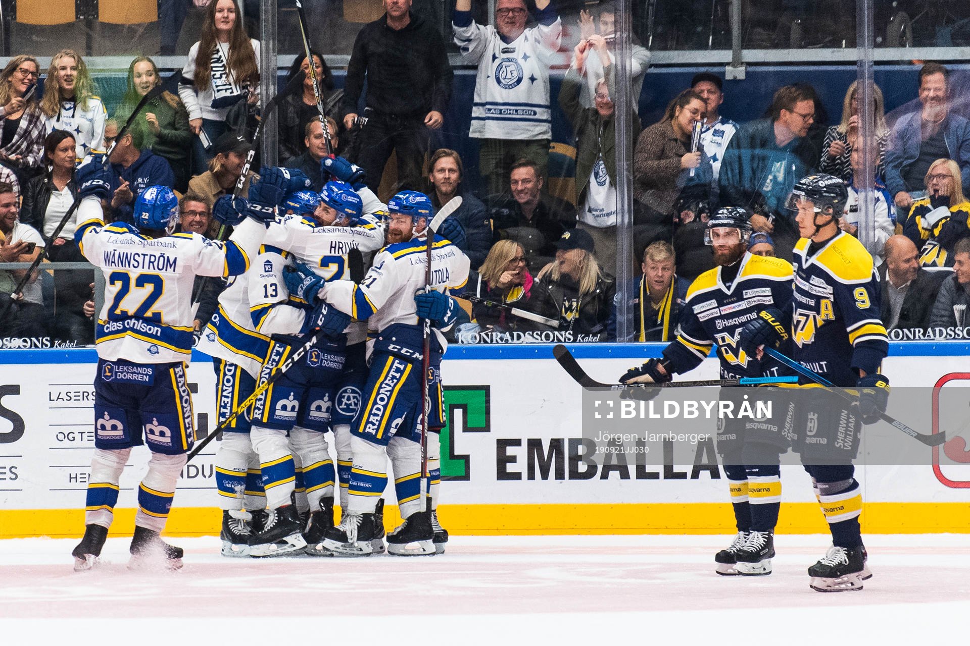 Leksands Jonas Ahnelöv jublar med lagkamrater