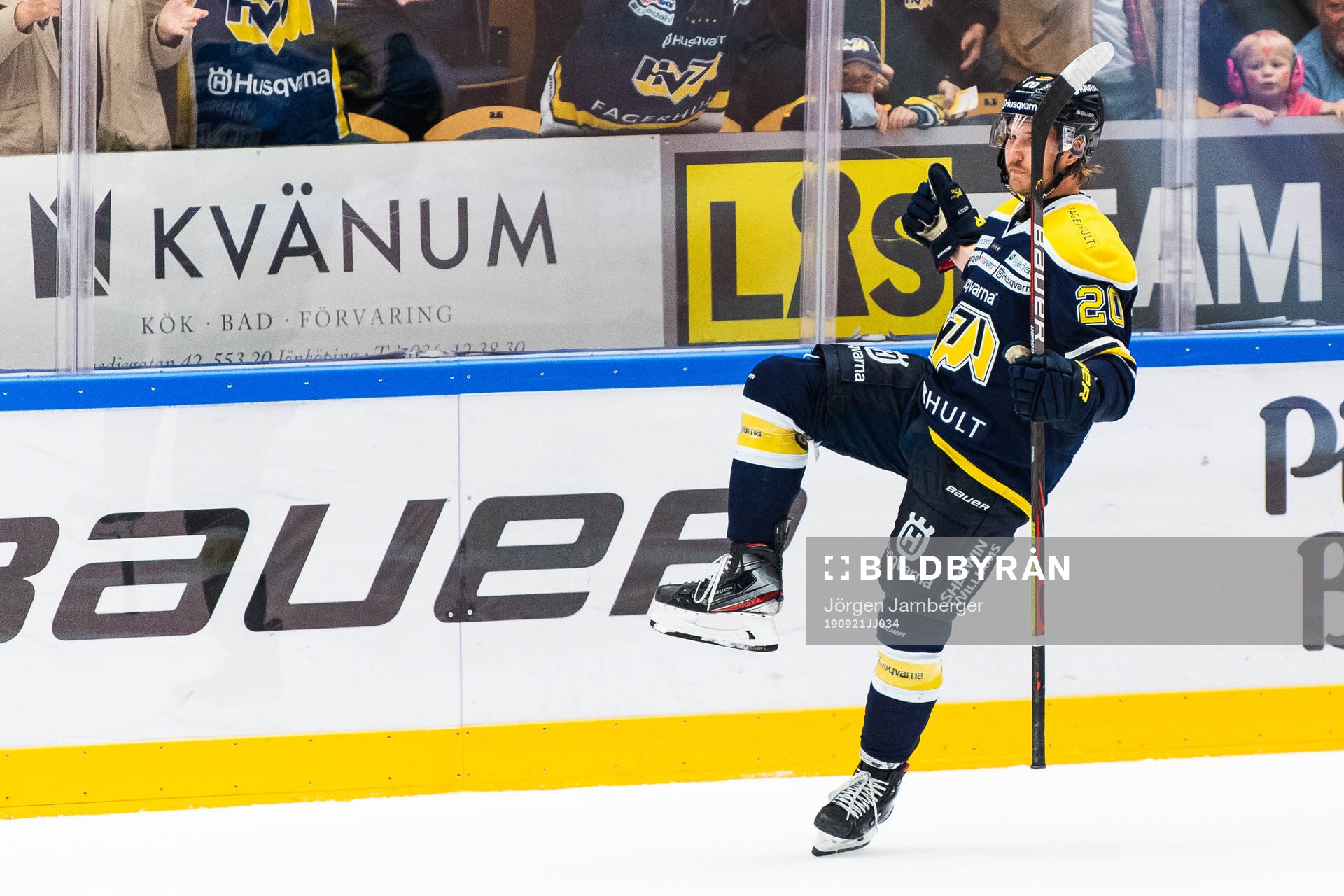 s Linus Sandin jublar