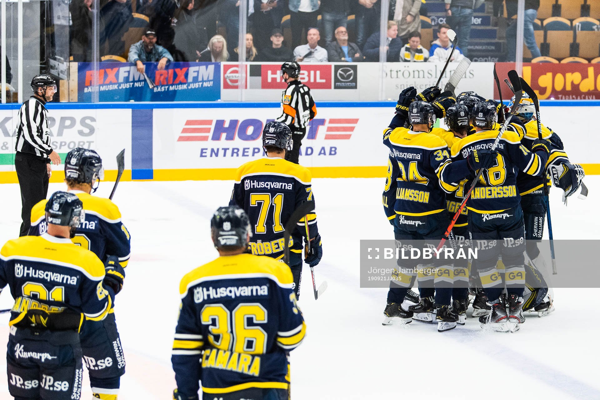 s Linus Sandin jublar med lagkamrater