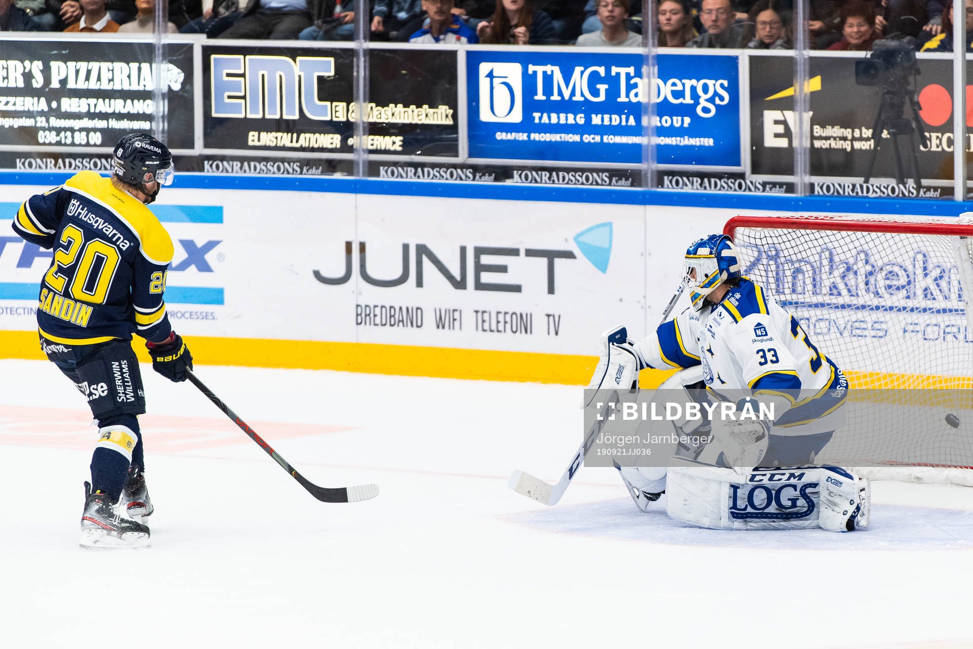 s Linus Sandin gör 2-1 bakom Leksands målvakt Axel Brage