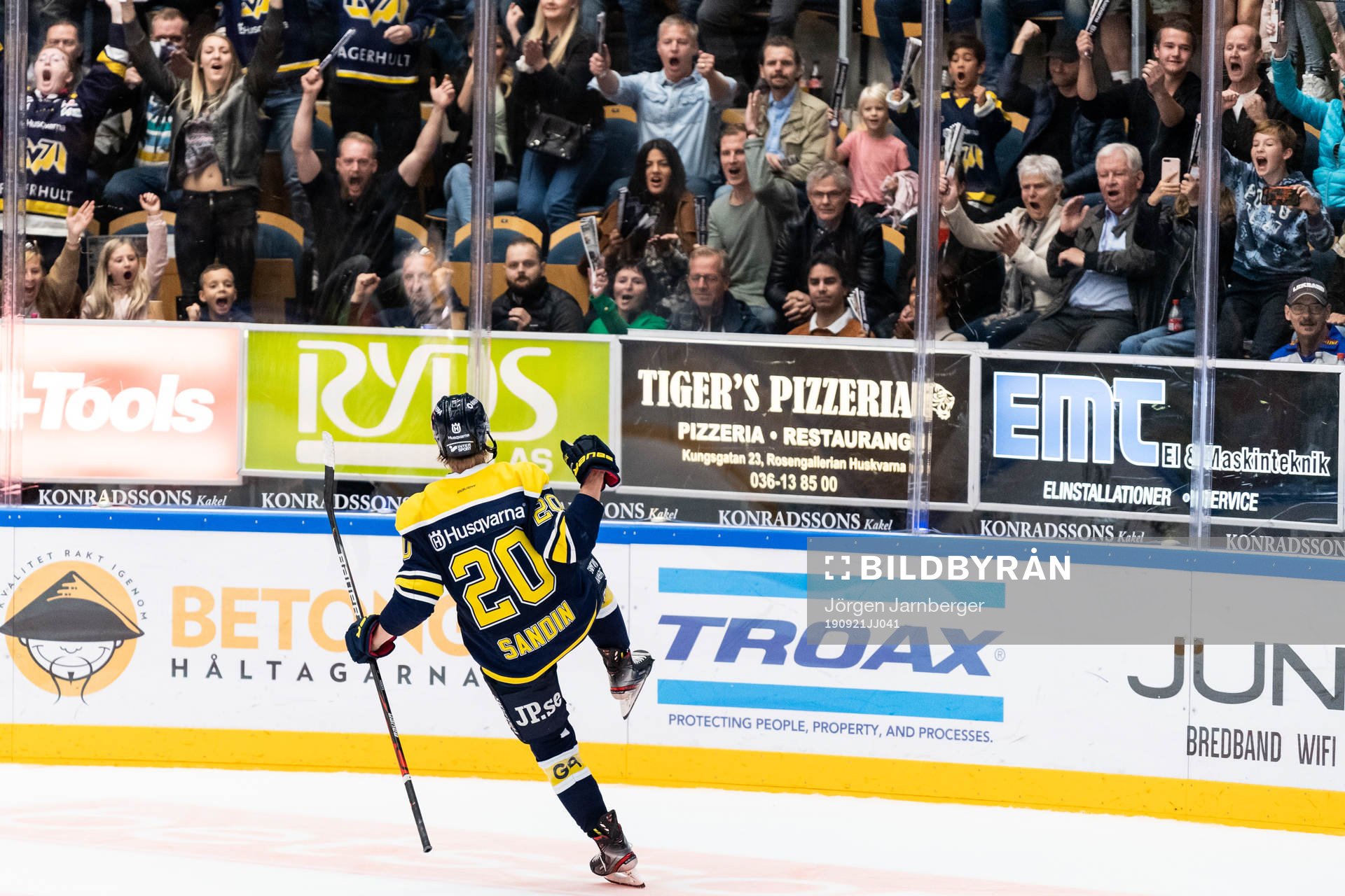 s Linus Sandin jublar