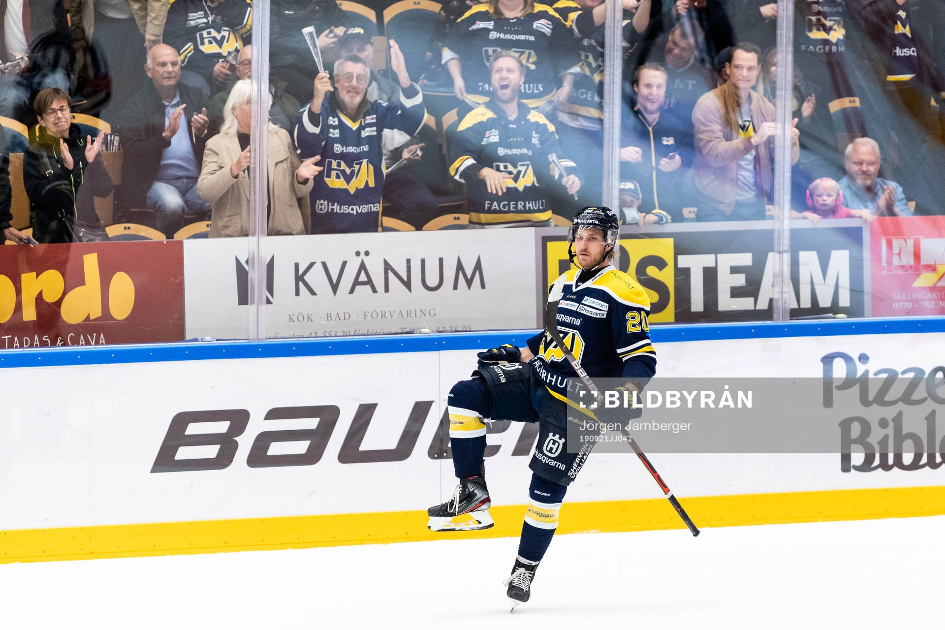 s Linus Sandin jublar