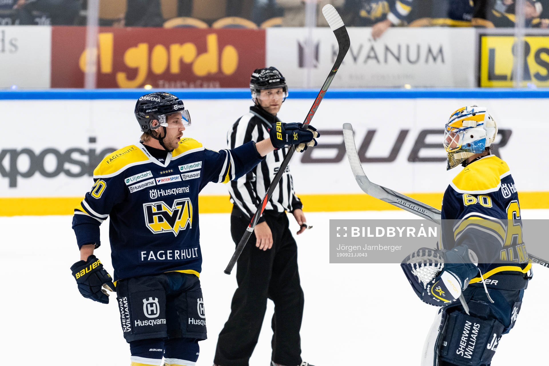 s Linus Sandin jublar med målvakt Hugo Alnefelt