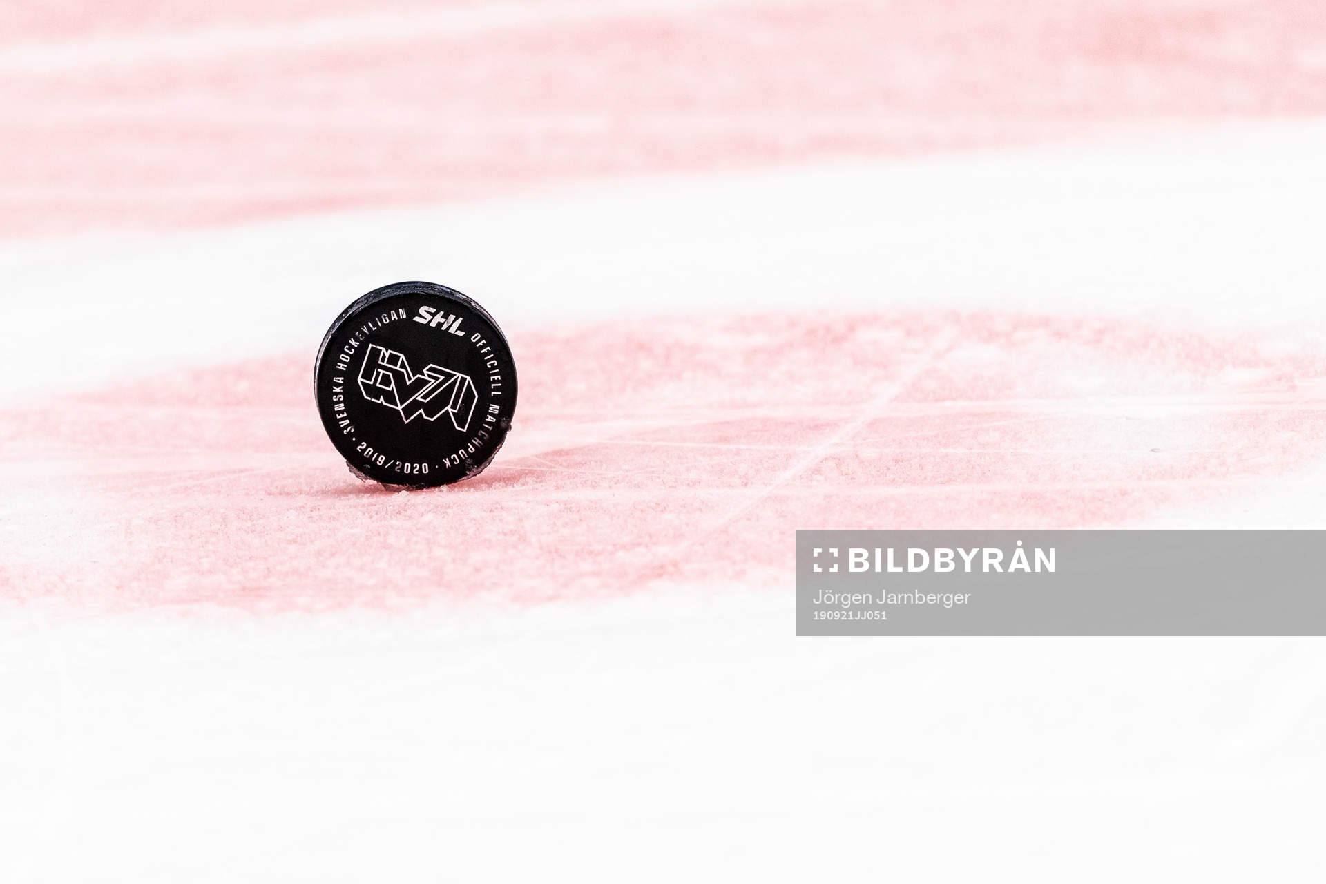 En puck med SHL och HV71 text