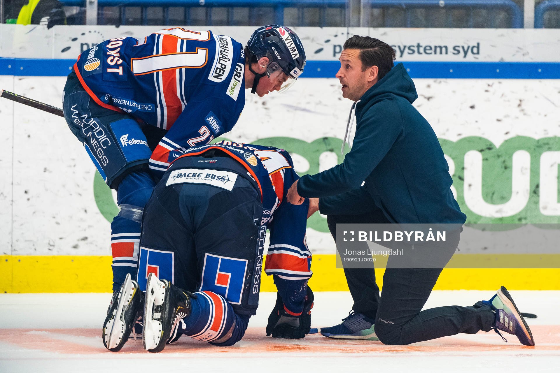 Växjös Peter Andersson får hjälp av massör Lenny