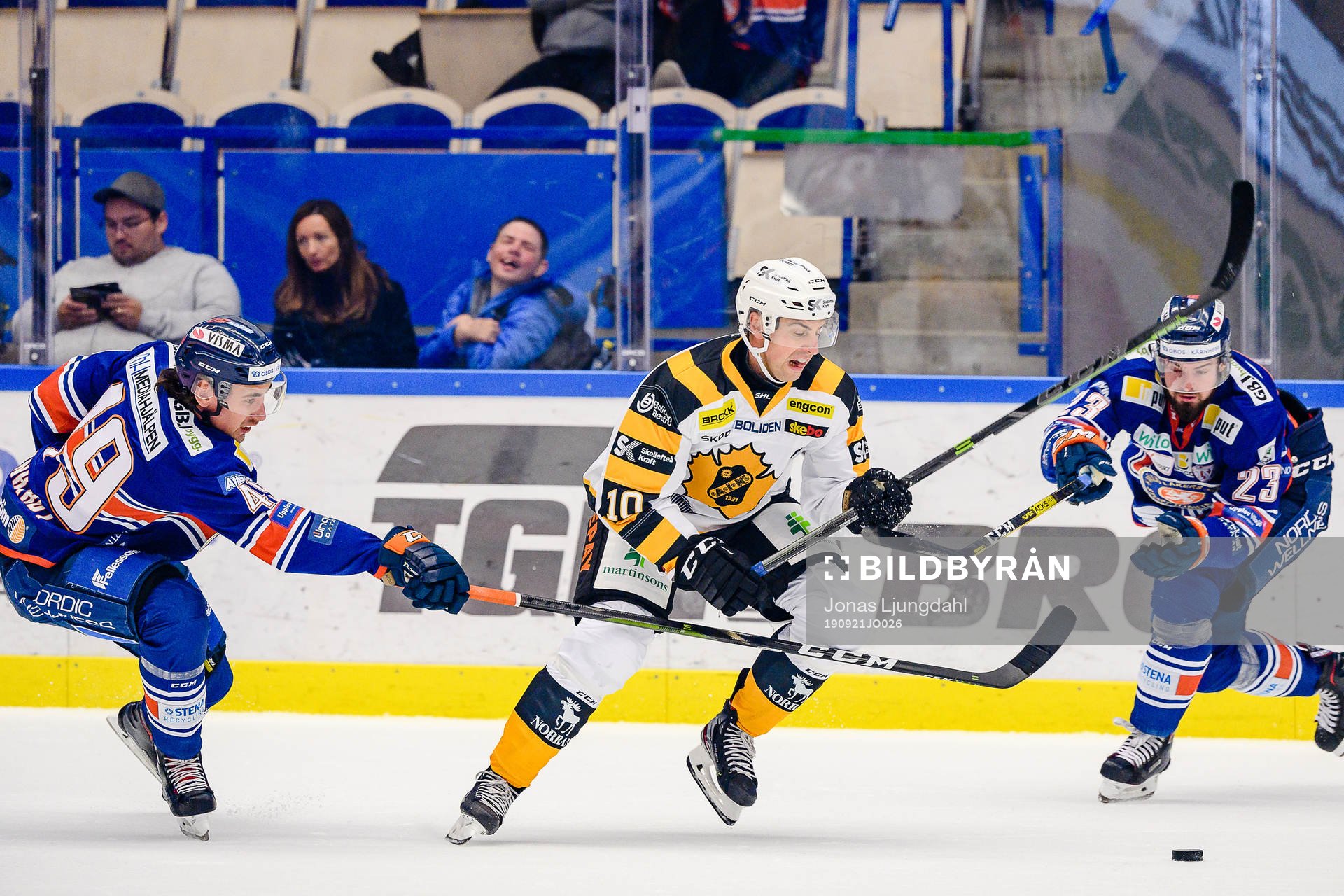 Skellefteås Joakim Lindström mellan Växjös David