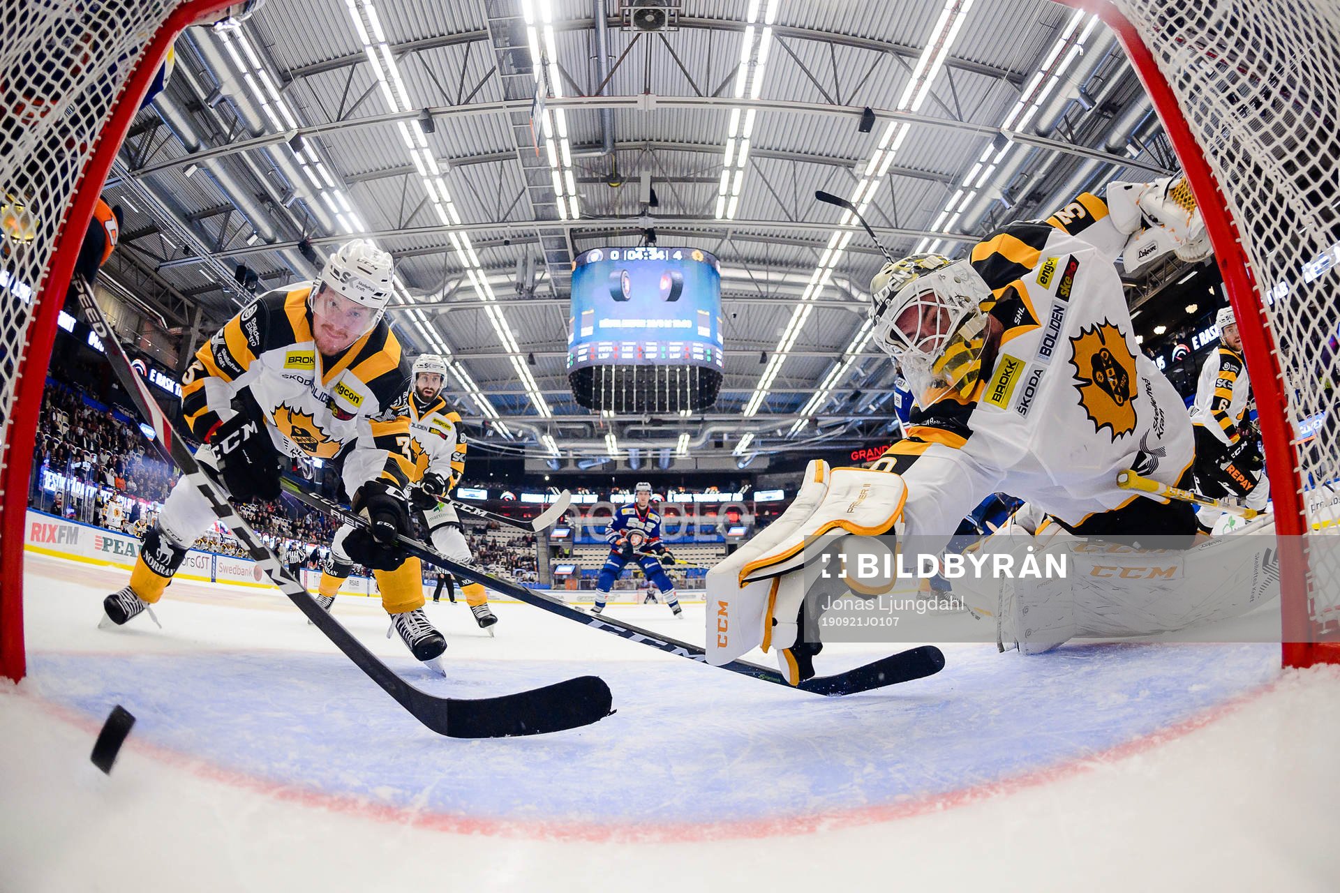 Skellefteås Niclas Burström och målvakt Gustaf Lindvall