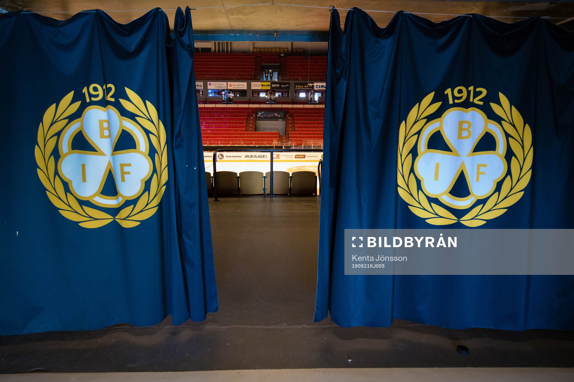 Interiör av Monitor ERP Arena med Brynäs klubbmärken i