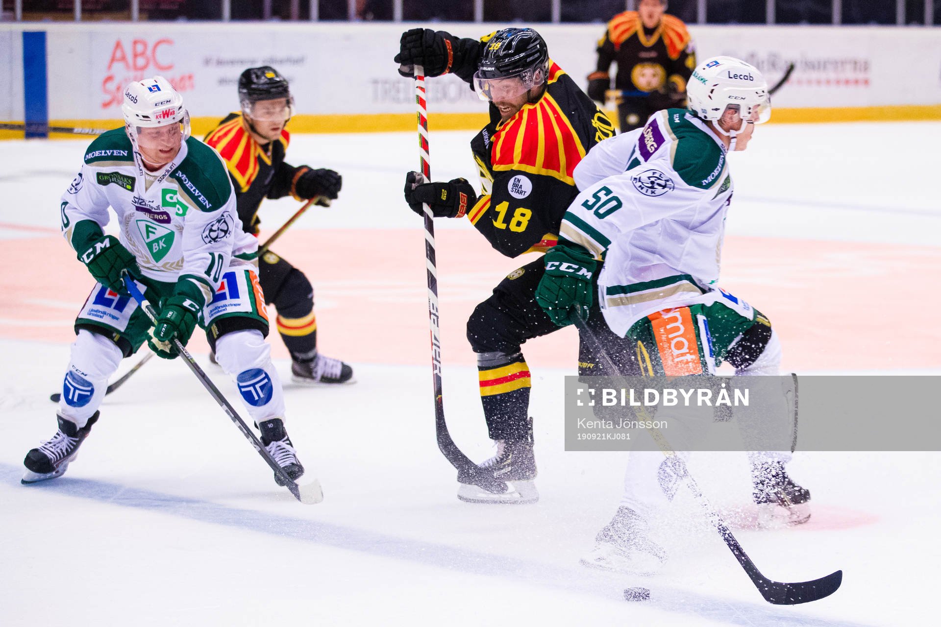 Brynäs Anton Rödin i kamp om pucken med Färjestads