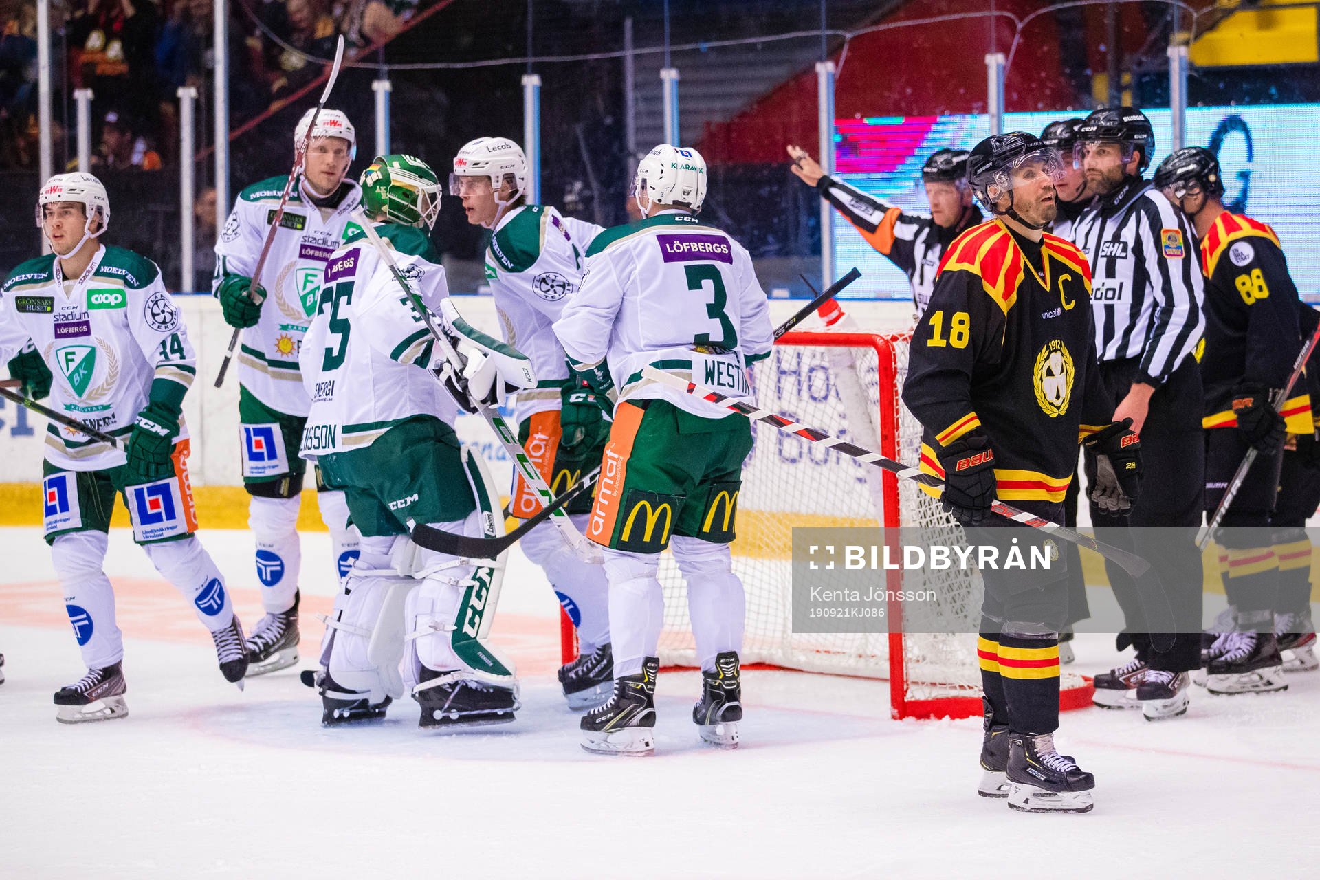 Färjestads målvakt Markus Svensson jublar med lagkamrater