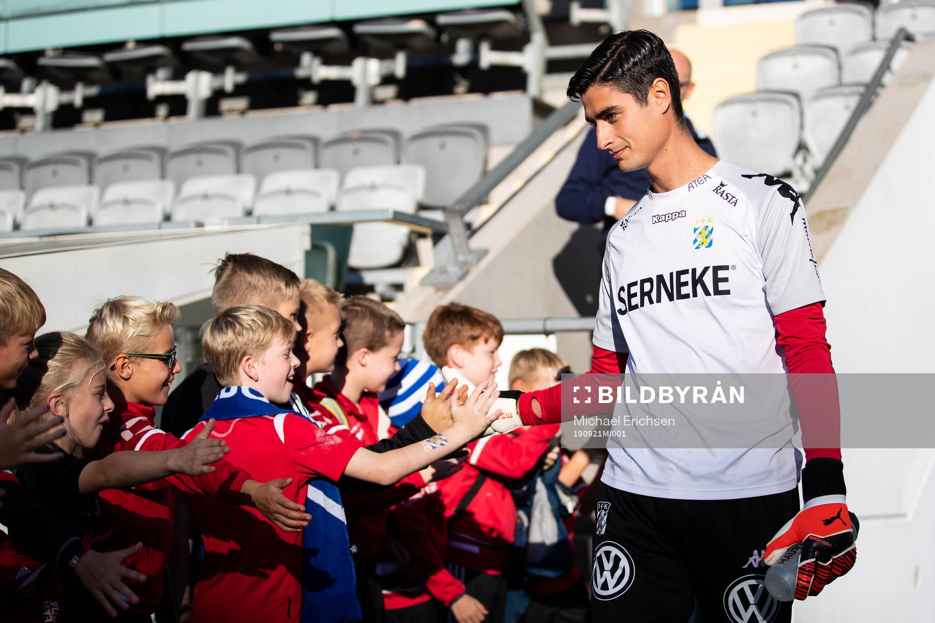 IFK Göteborgs målvakt Tom Amos hälsar på kvällens