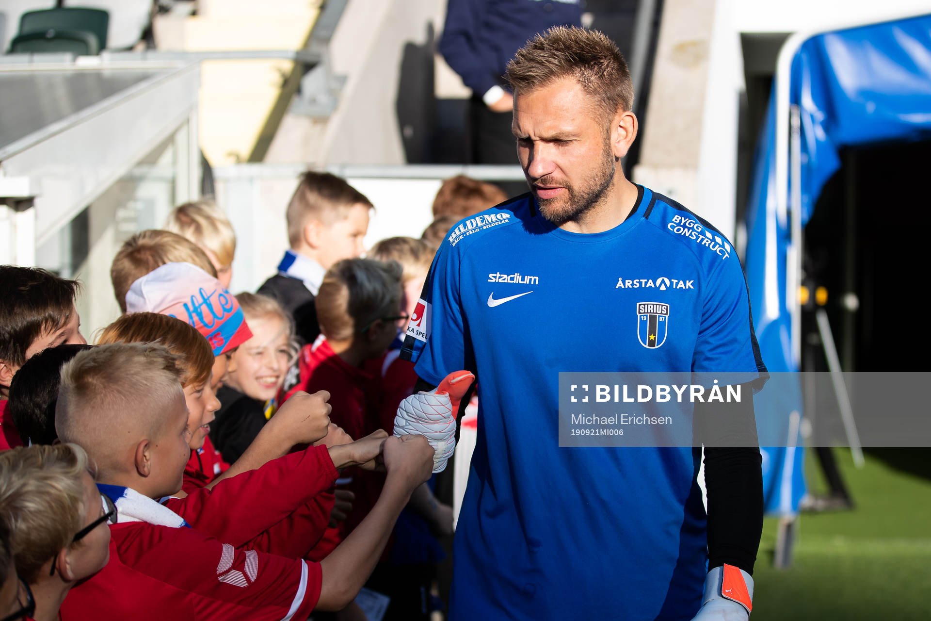 Sirius målvakt John Alvbåge hälsar på kvällens