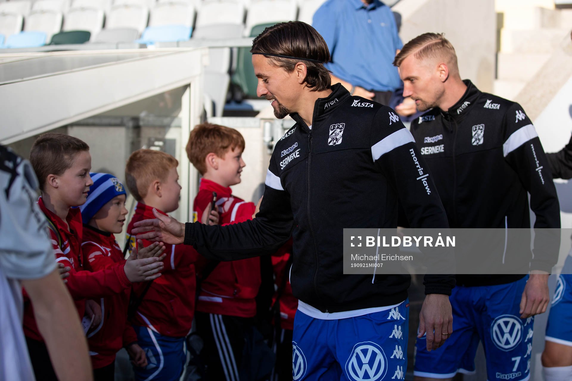 IFK Göteborgs Lasse Vibe och Sebastian Eriksson  hälsar