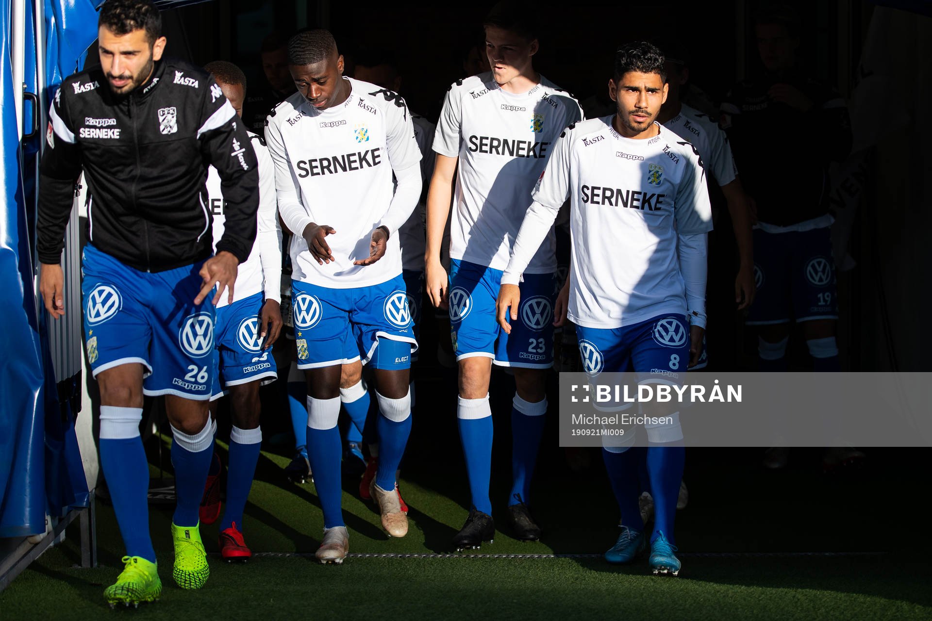 IFK Göteborg på väg ut för att värma upp innan