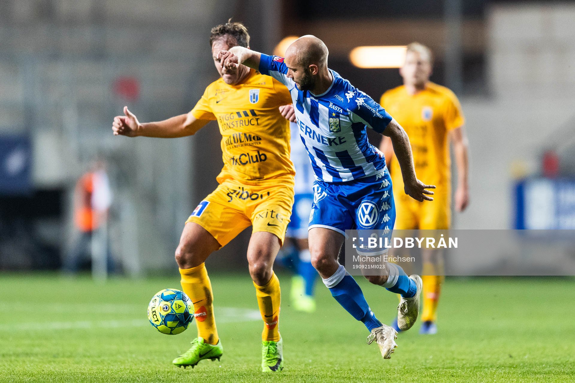 Sirius Niklas Busch Thor och IFK Göteborgs Robin Söder i kamp om bollen under fotbollsmatchen i allsvenskan mellan IFK Göteborg och Sirius den 21 september 2019 i Göteborg.