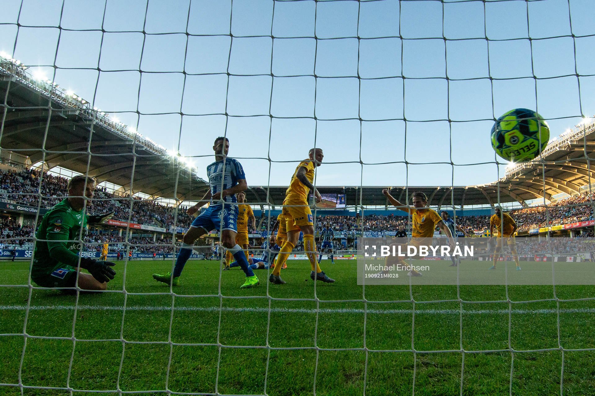 IFK Göteborgs Robin Söder skjuter in 2-0 bakom Sirius