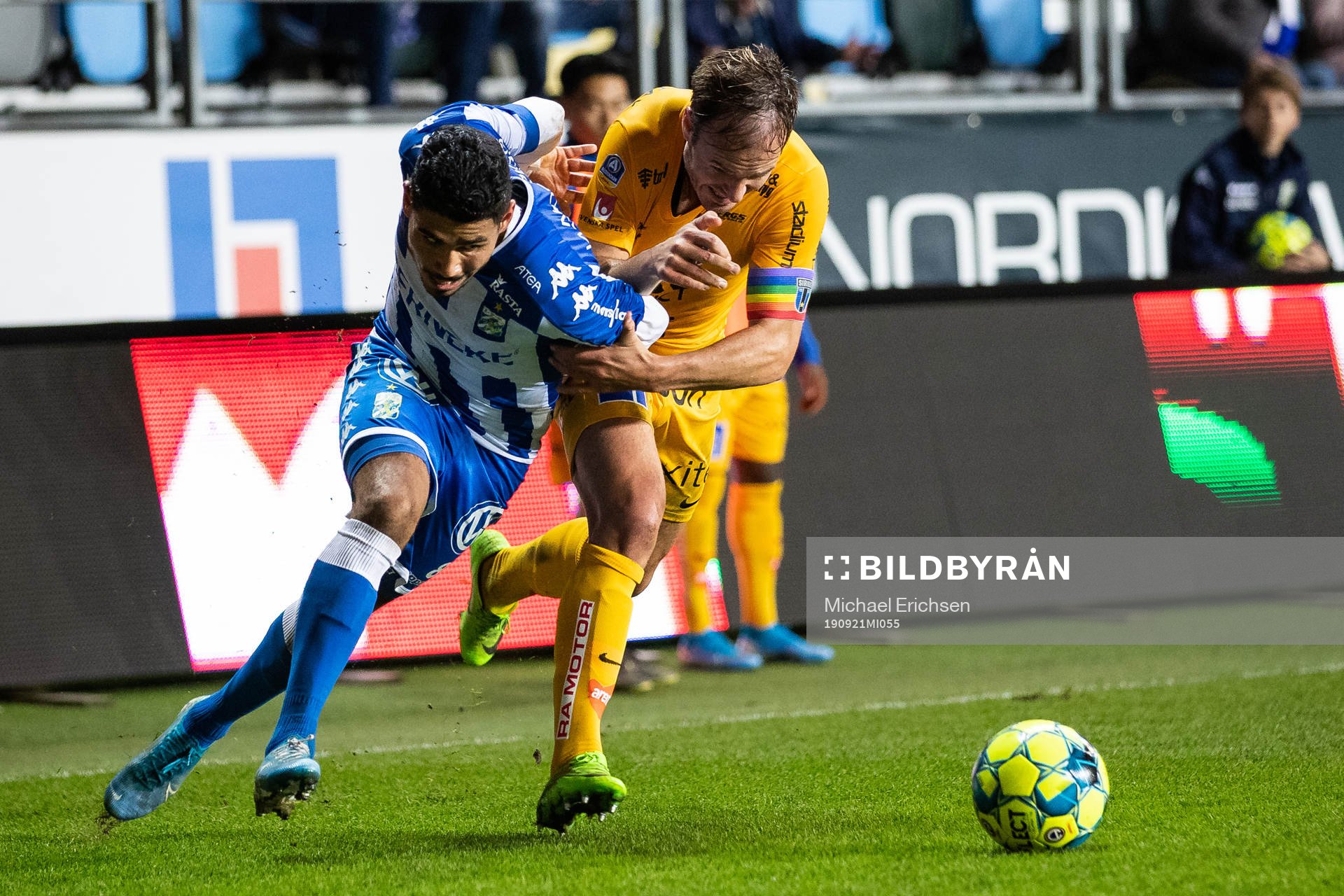 IFK Göteborgs Hosam Aiesh i kamp med Sirius Niklas Busch Thor under fotbollsmatchen i allsvenskan mellan IFK Göteborg och Sirius den 21 september 2019 i Göteborg.