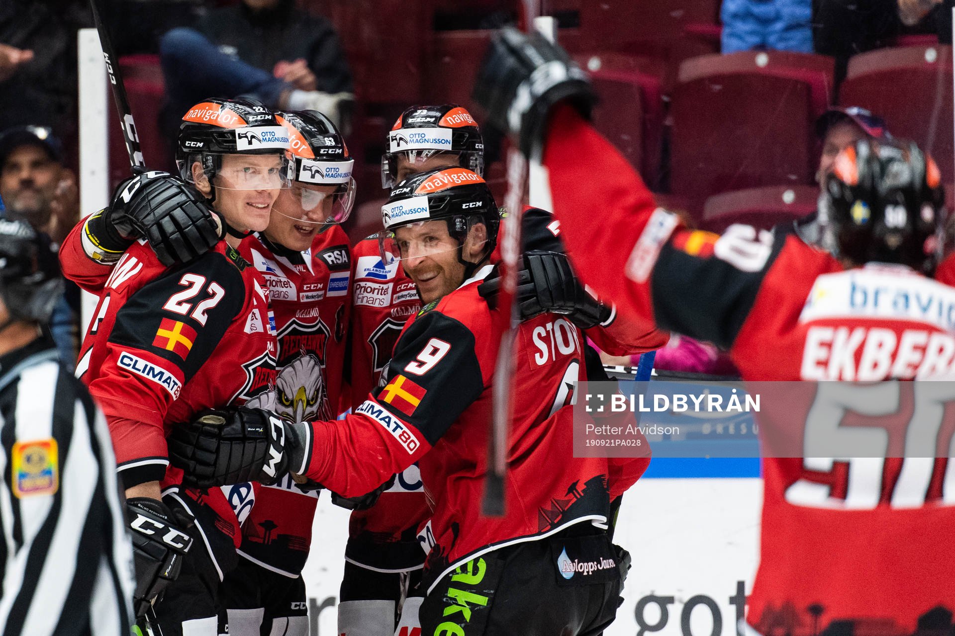 Malmö Redhawks Lars Bryggman jublar med Frederik Storm som