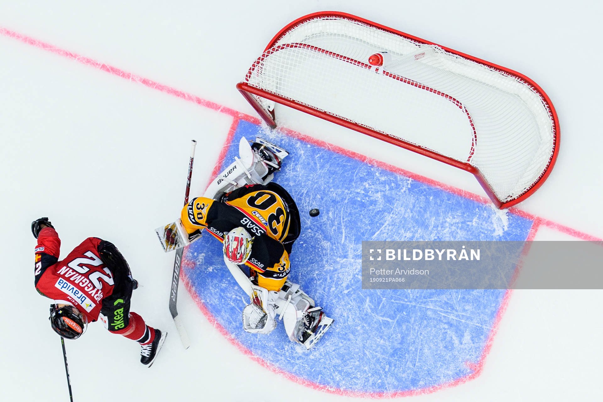 Malmö Redhawks Lars Bryggman styr in 3-0 målet bakom