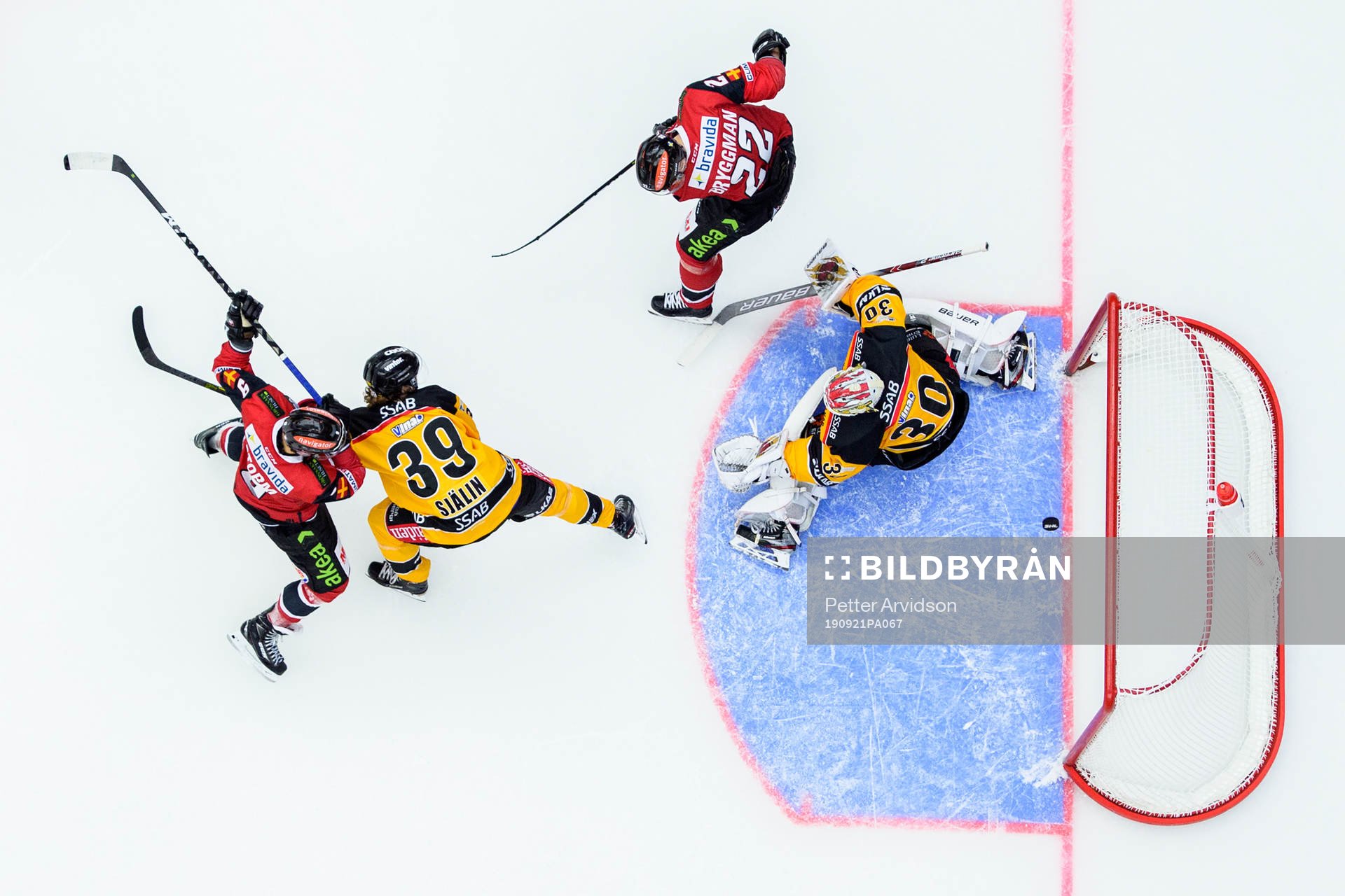 Malmö Redhawks Lars Bryggman styr in 3-0 målet bakom